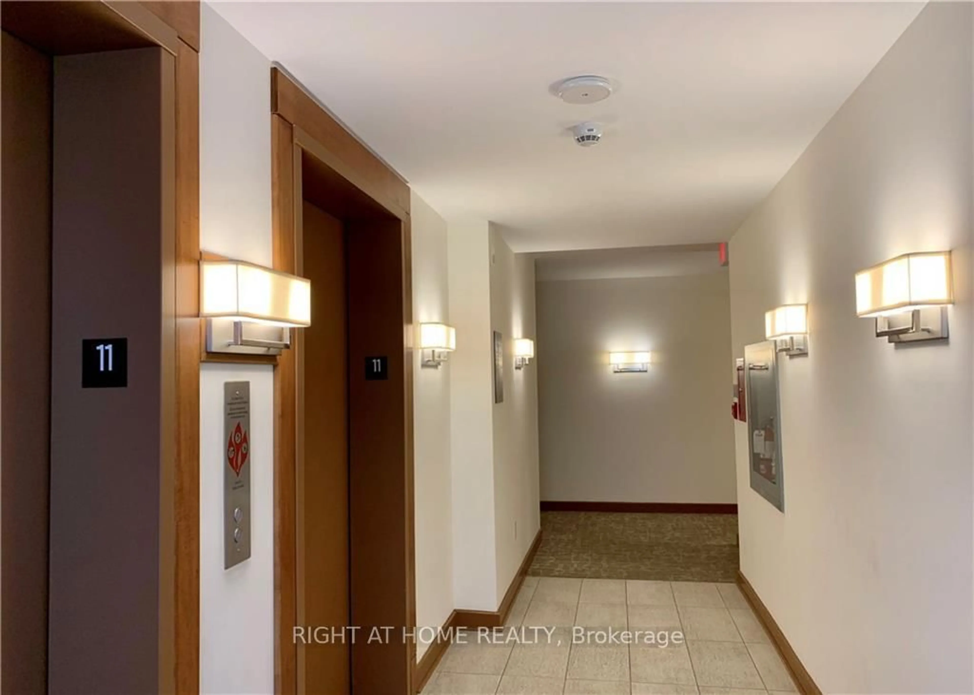 Indoor foyer for 242 Rideau St #2604, Ottawa Ontario K1N 0B7