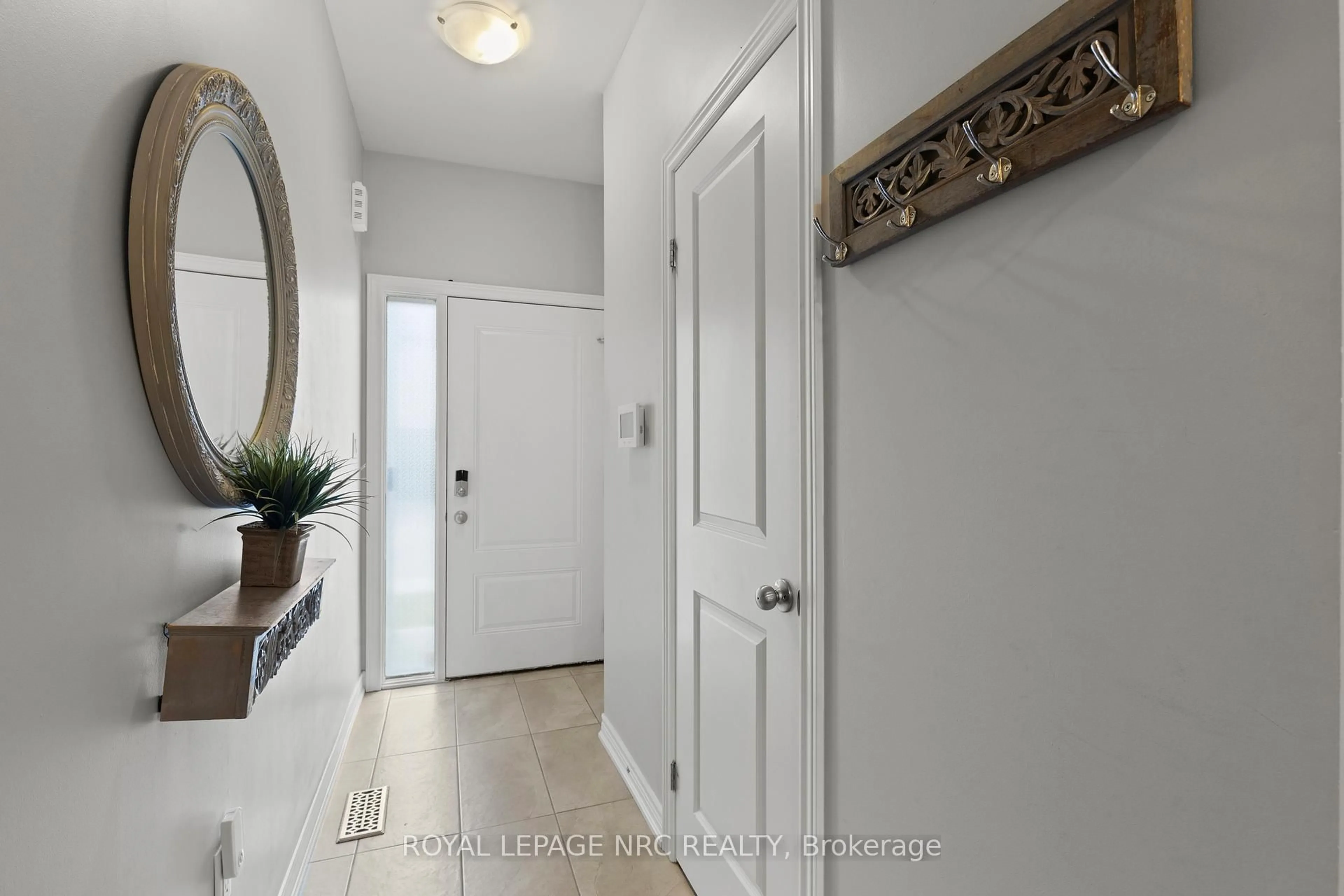 Indoor entryway for 377 Glancaster Rd #15, Hamilton Ontario L9G 0G4