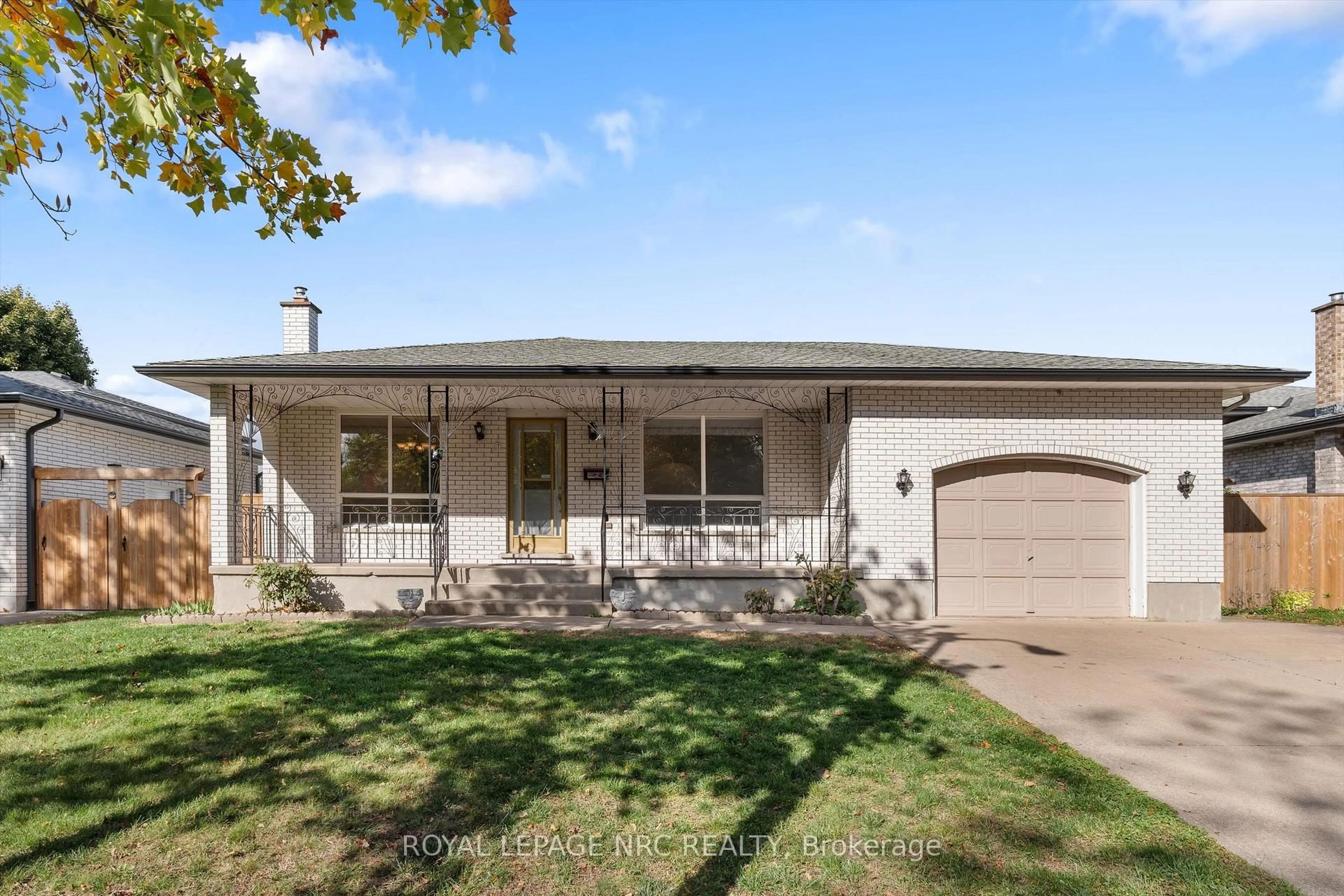 Home with vinyl exterior material, street for 7 Tanera Cres, St. Catharines Ontario L2M 7J7