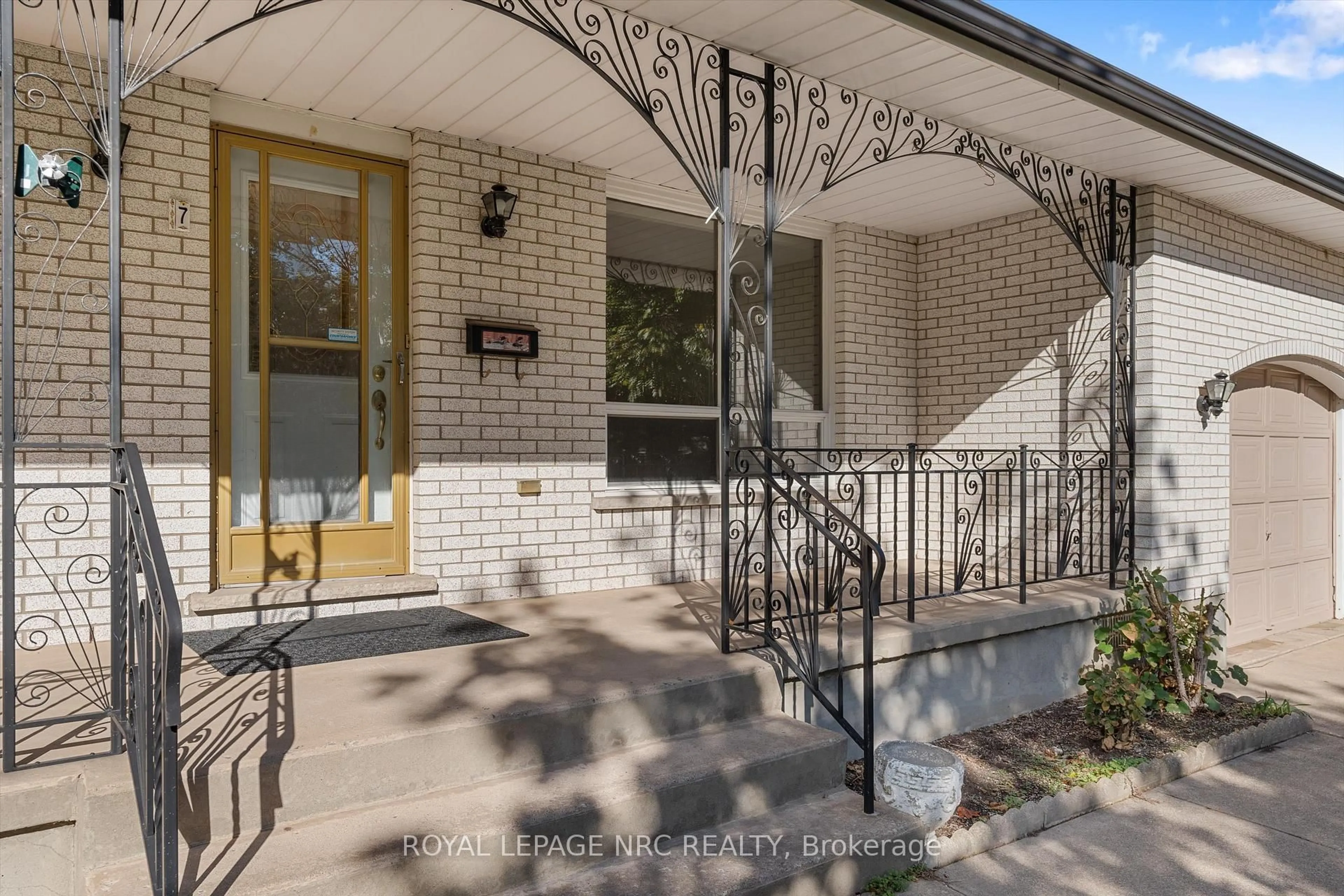 Unknown for 7 Tanera Cres, St. Catharines Ontario L2M 7J7