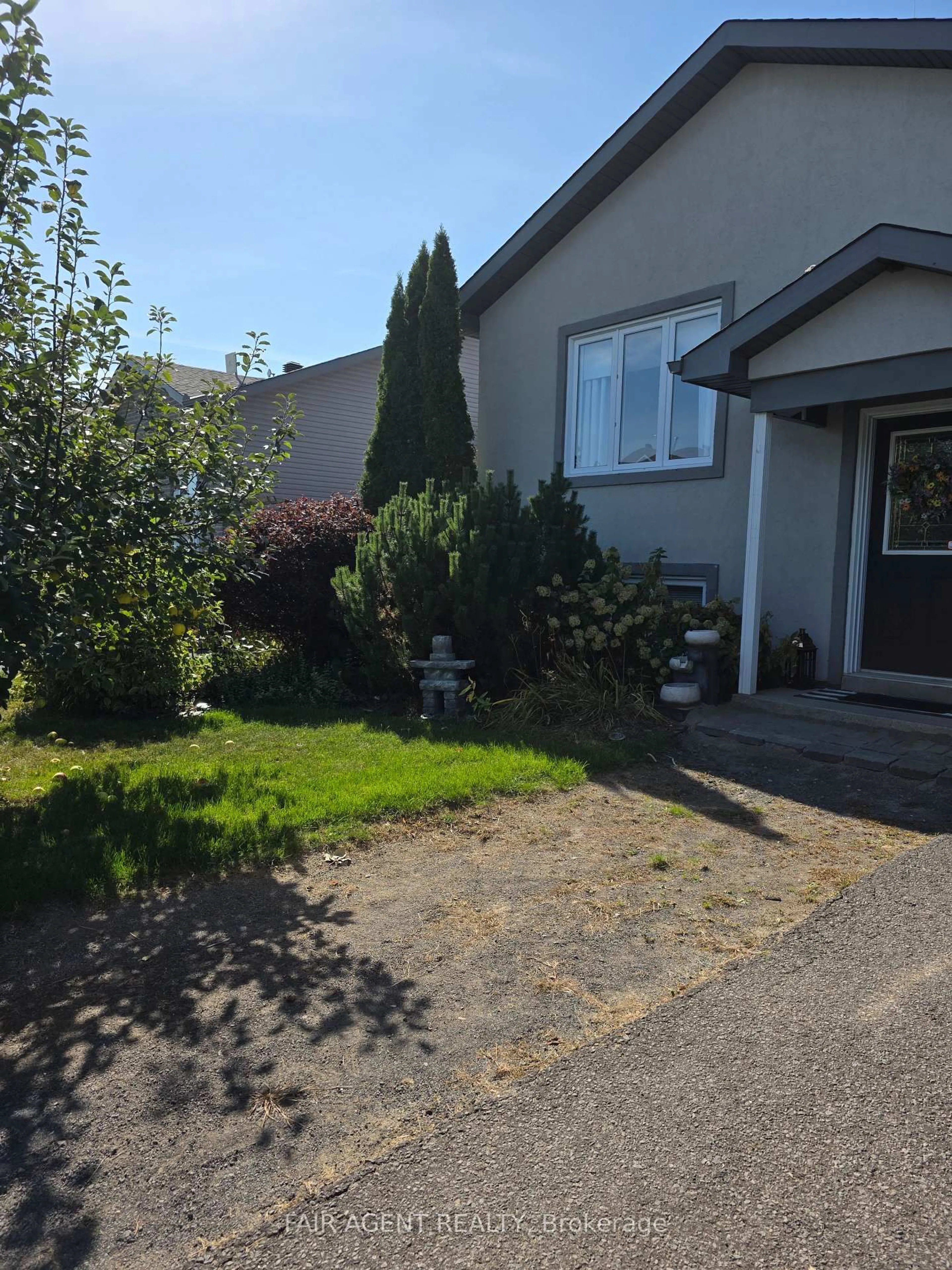 A pic from outside/outdoor area/front of a property/back of a property/a pic from drone, street for 261 TRILLIUM Circ, Alfred and Plantagenet Ontario K0A 3K0