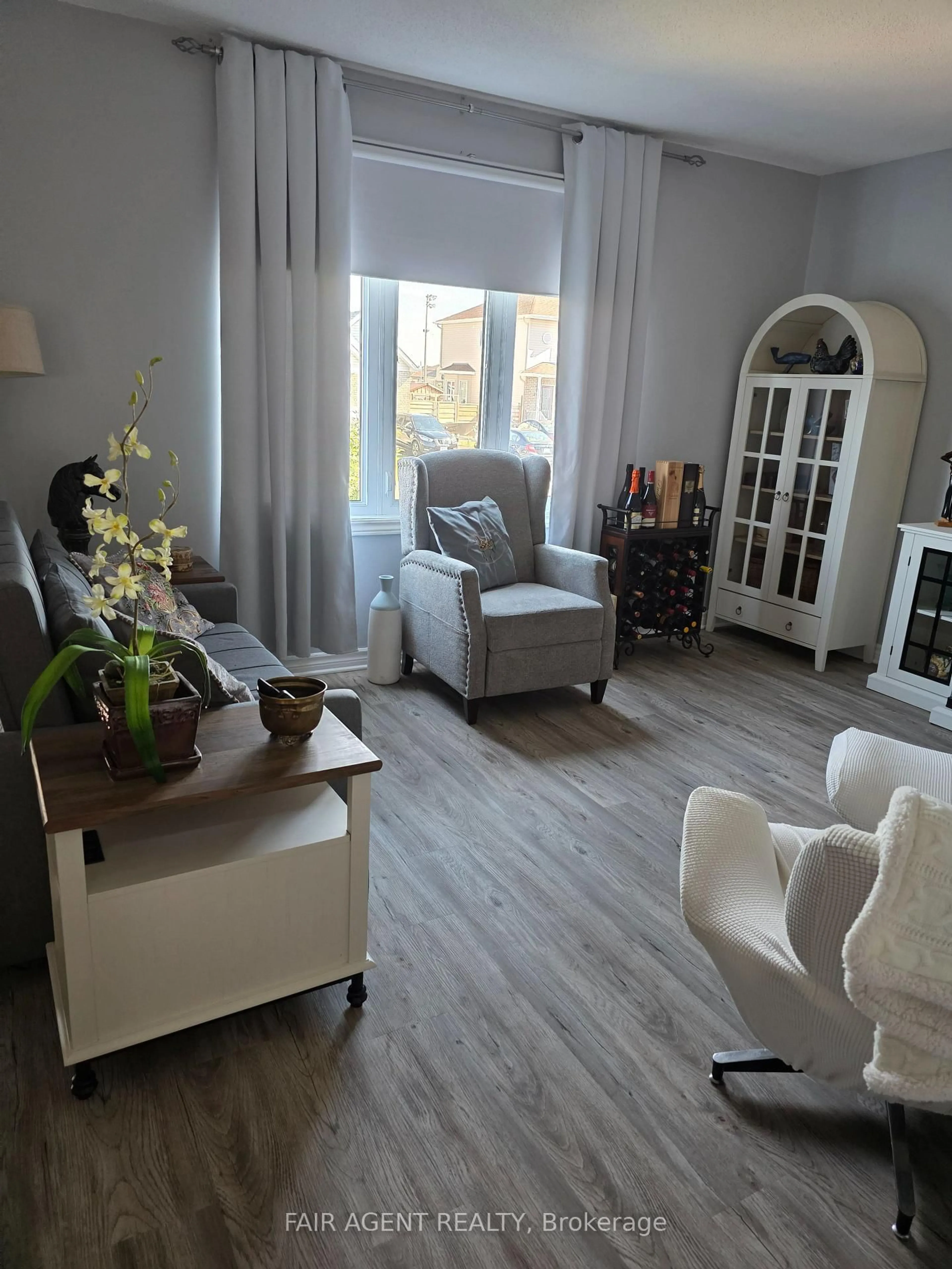 Living room with furniture, wood/laminate floor for 261 TRILLIUM Circ, Alfred and Plantagenet Ontario K0A 3K0