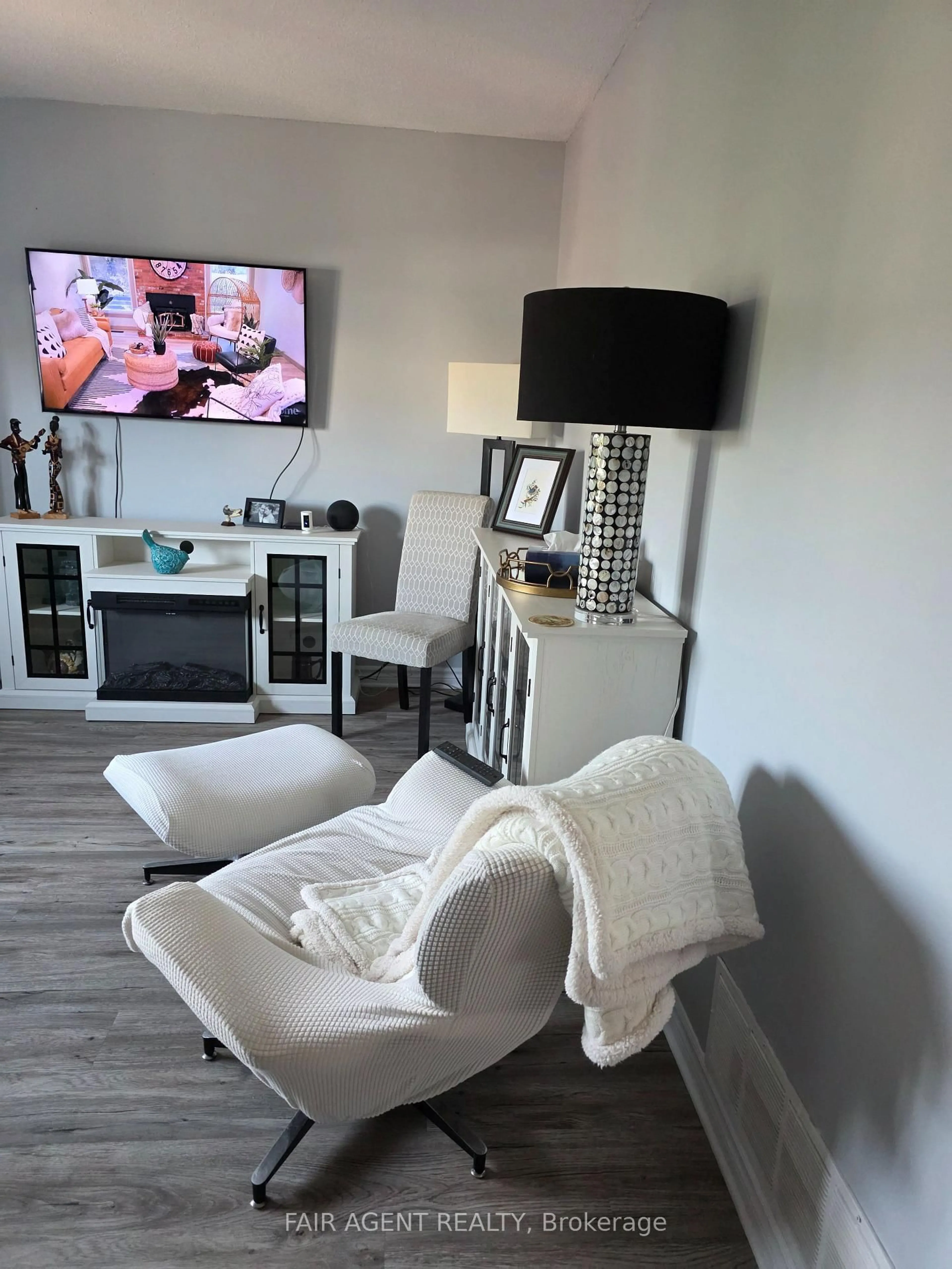 Living room with furniture, unknown for 261 TRILLIUM Circ, Alfred and Plantagenet Ontario K0A 3K0