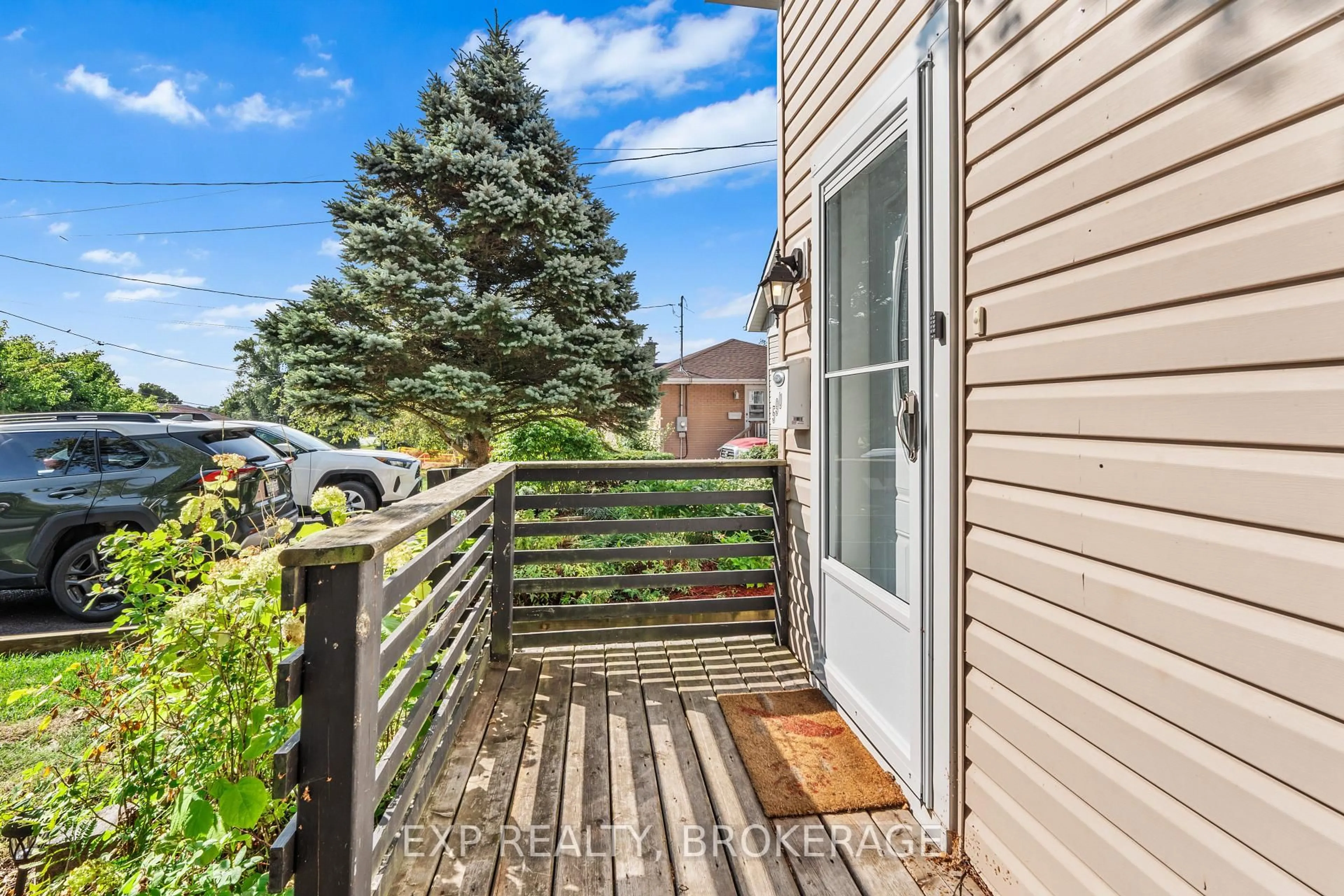 Patio, street for 590 QUEEN St, Gananoque Ontario K7G 2B1