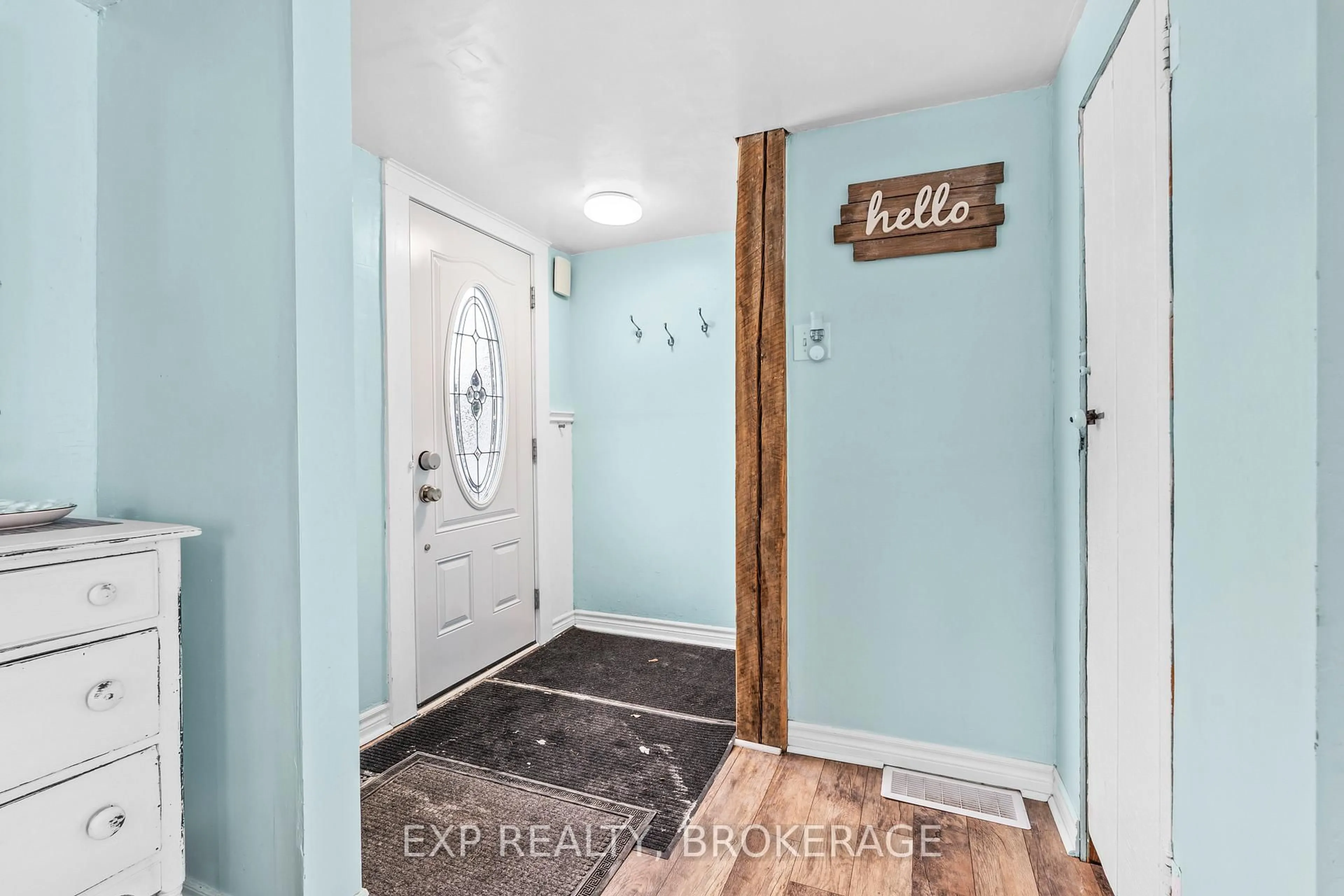 Indoor entryway for 590 QUEEN St, Gananoque Ontario K7G 2B1