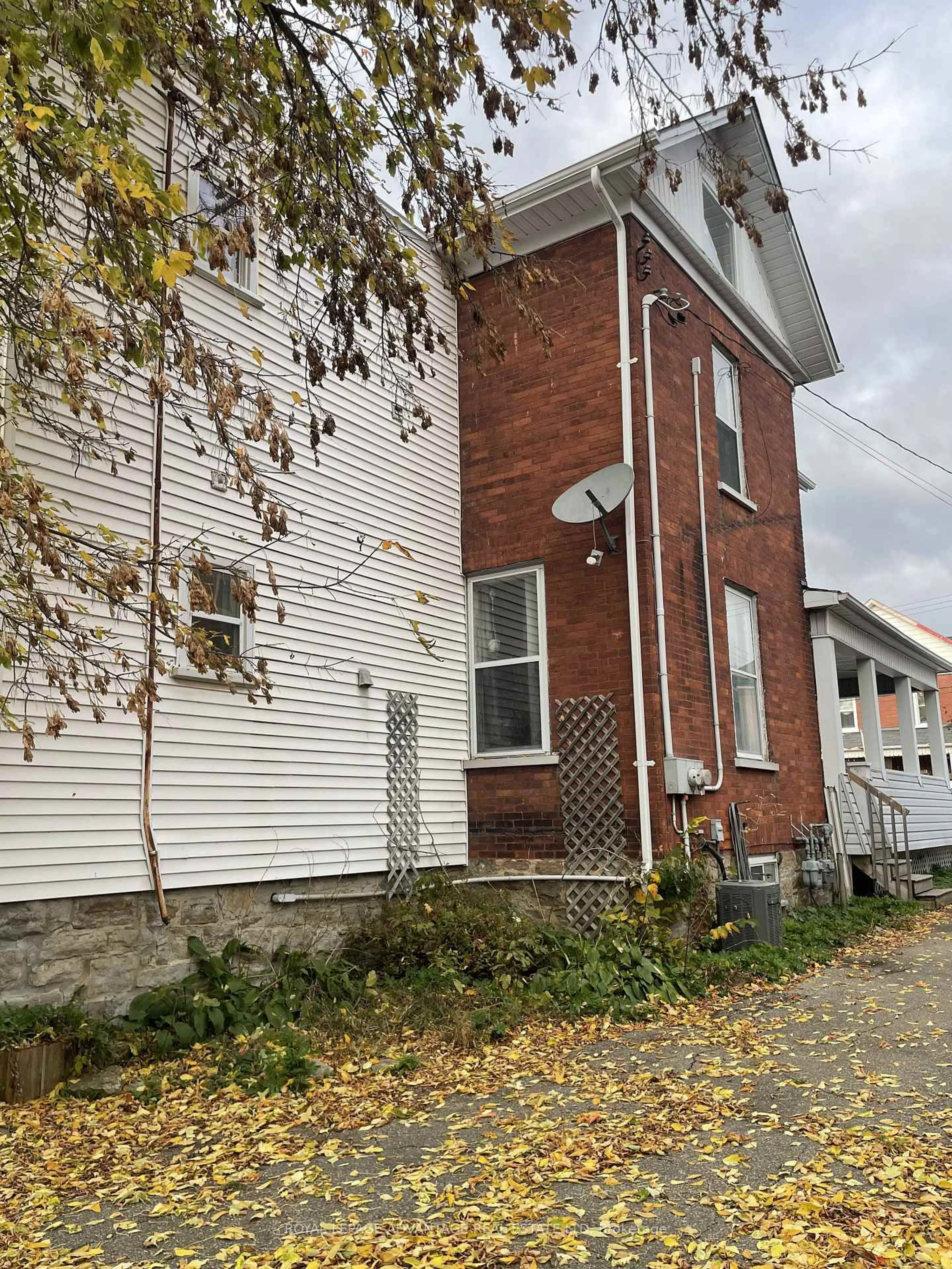 Unknown for 28 MCEWEN Ave, Smiths Falls Ontario K7A 2K4
