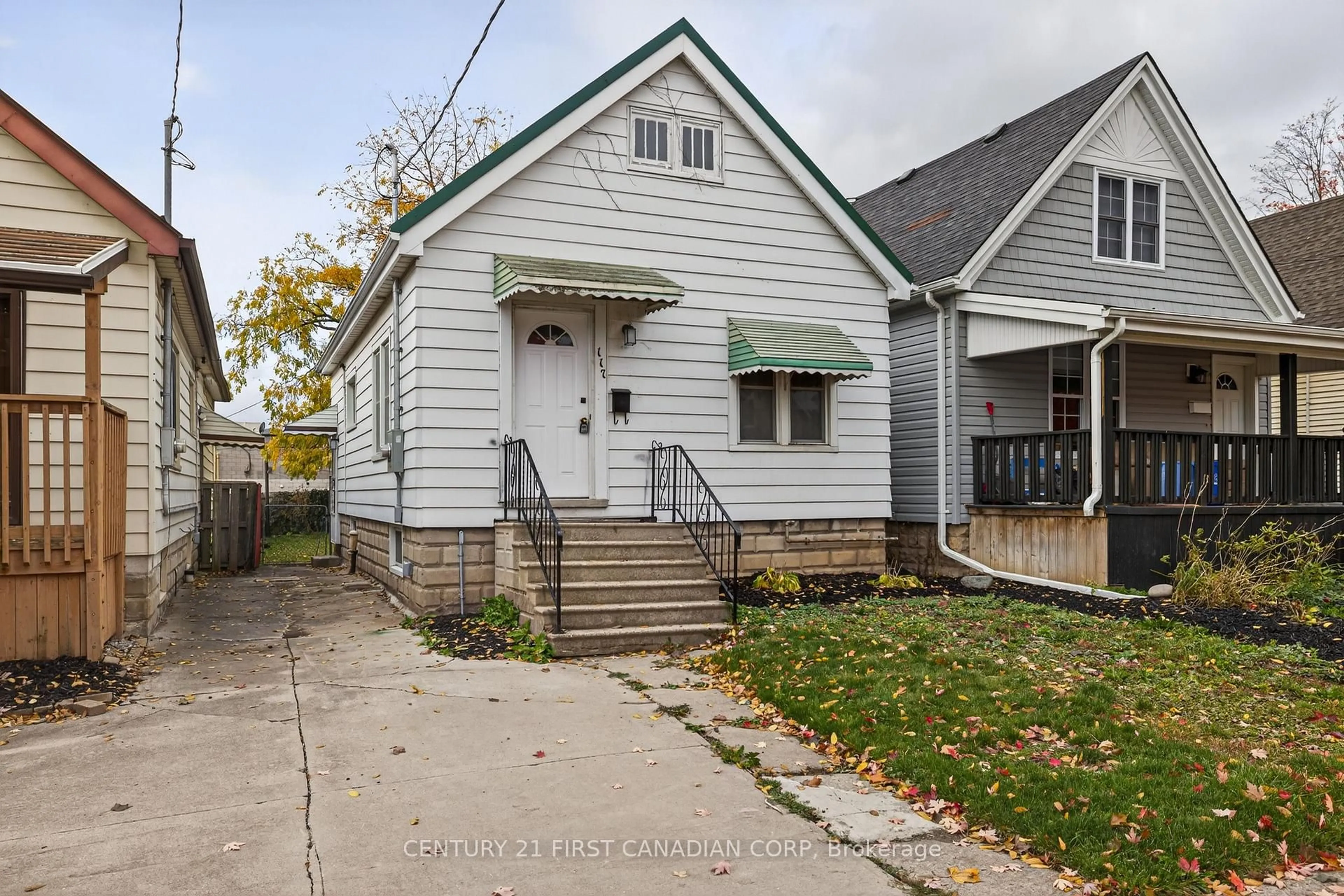 Home with vinyl exterior material, street for 117 Sterling St, London East Ontario N5Y 1Y9