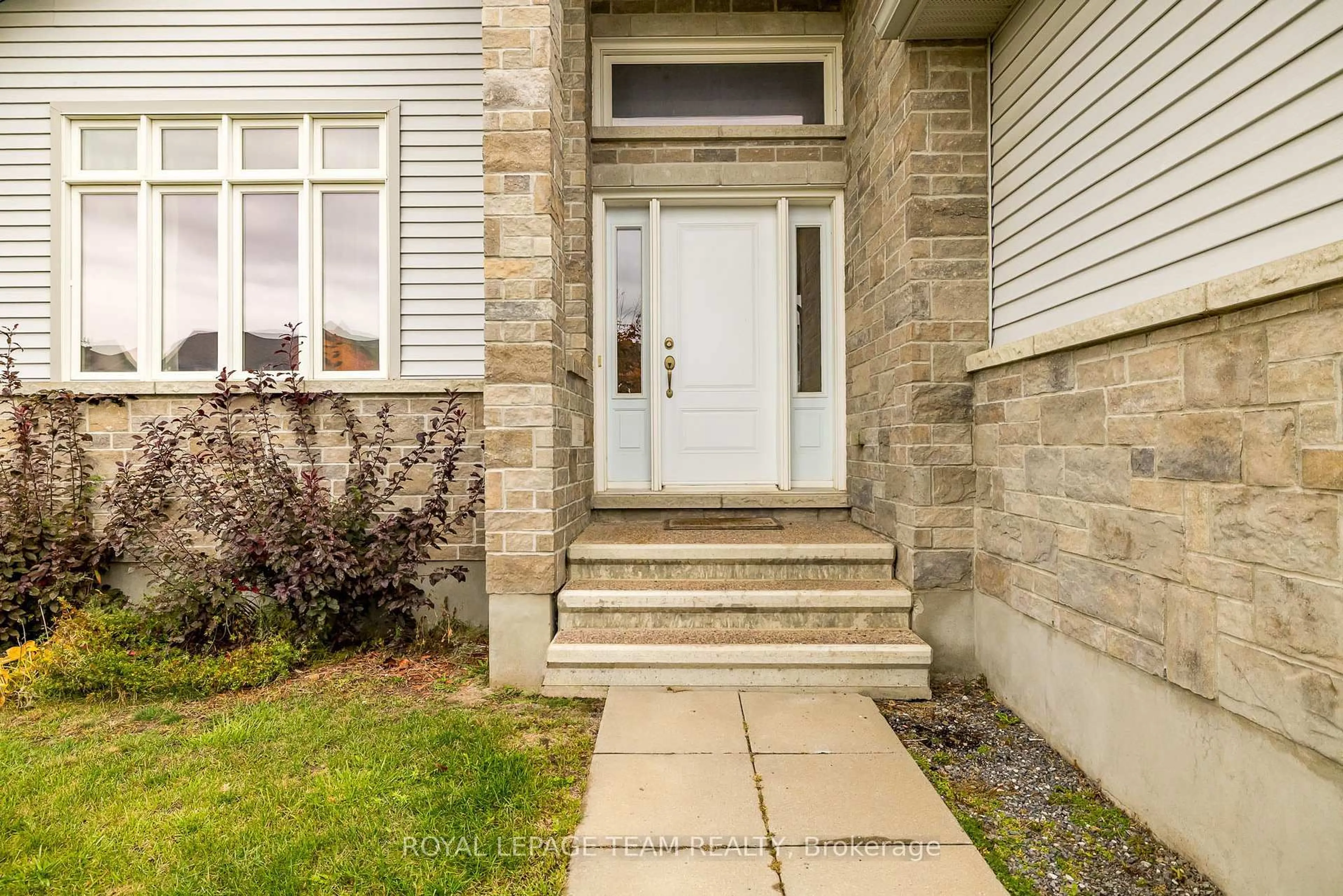 Indoor entryway for 115 York Crossing Rd, Russell Ontario K4R 0C5