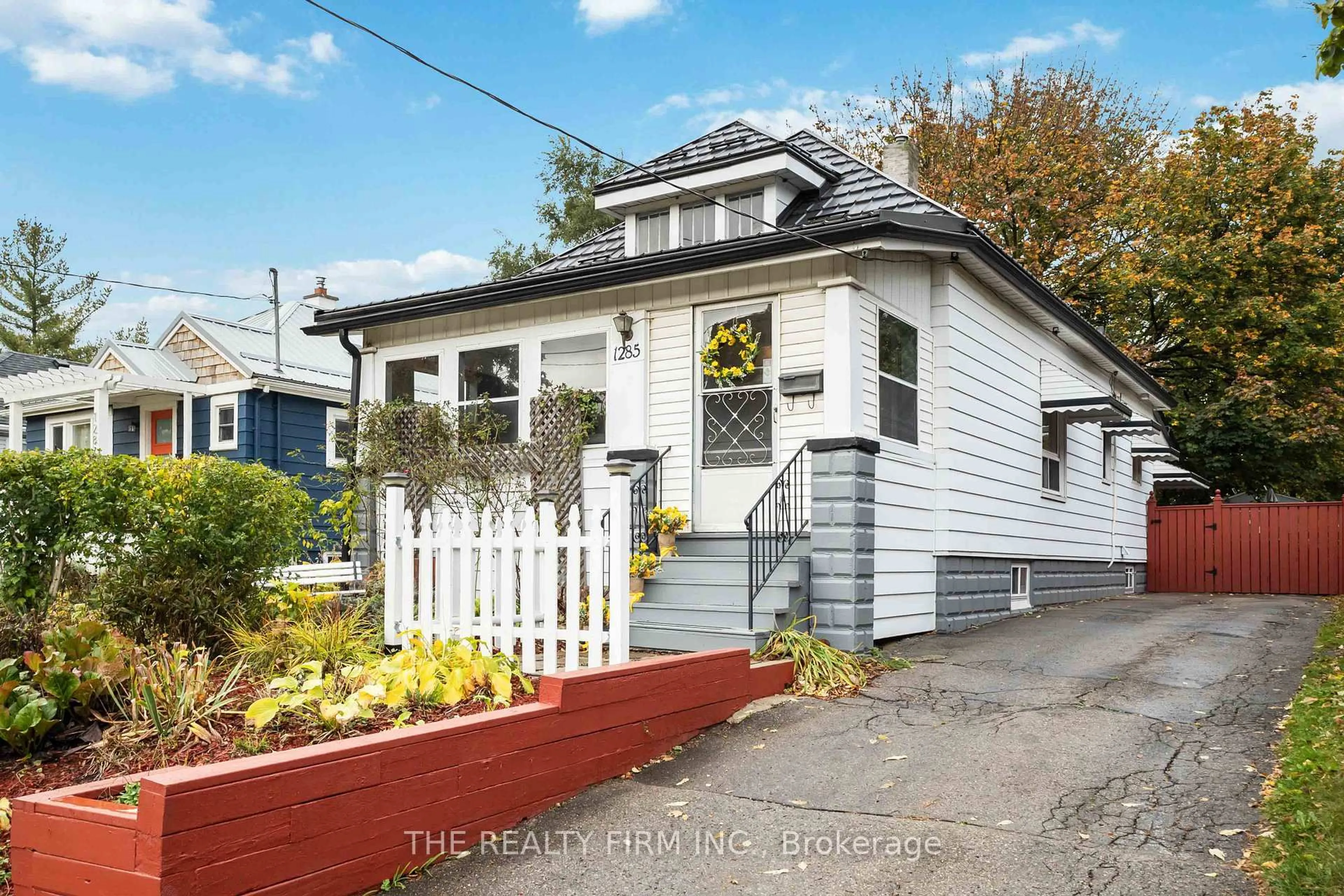 Home with vinyl exterior material, street for 1285 York St, London East Ontario N5W 2V5