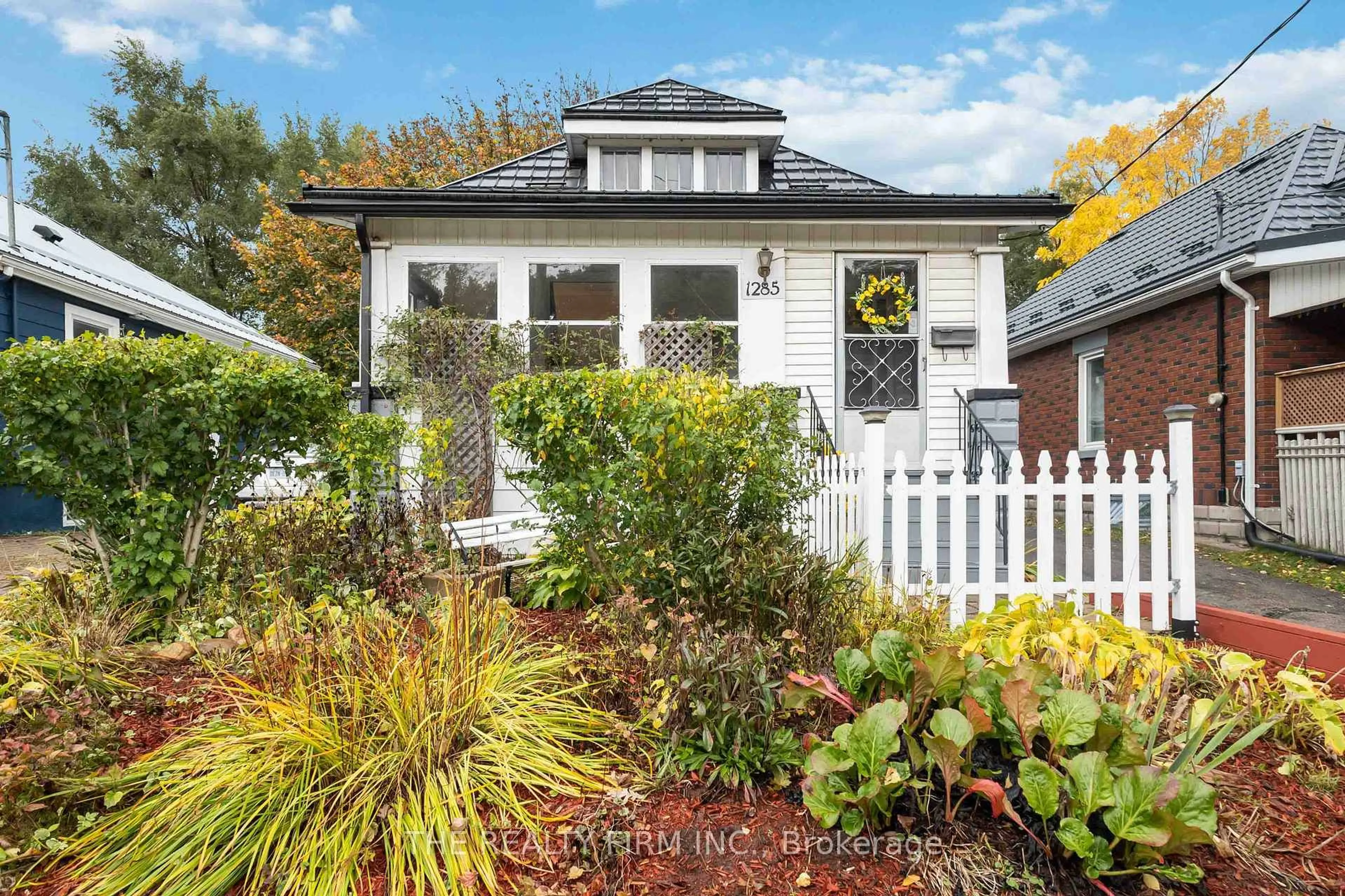 Home with vinyl exterior material, street for 1285 York St, London East Ontario N5W 2V5