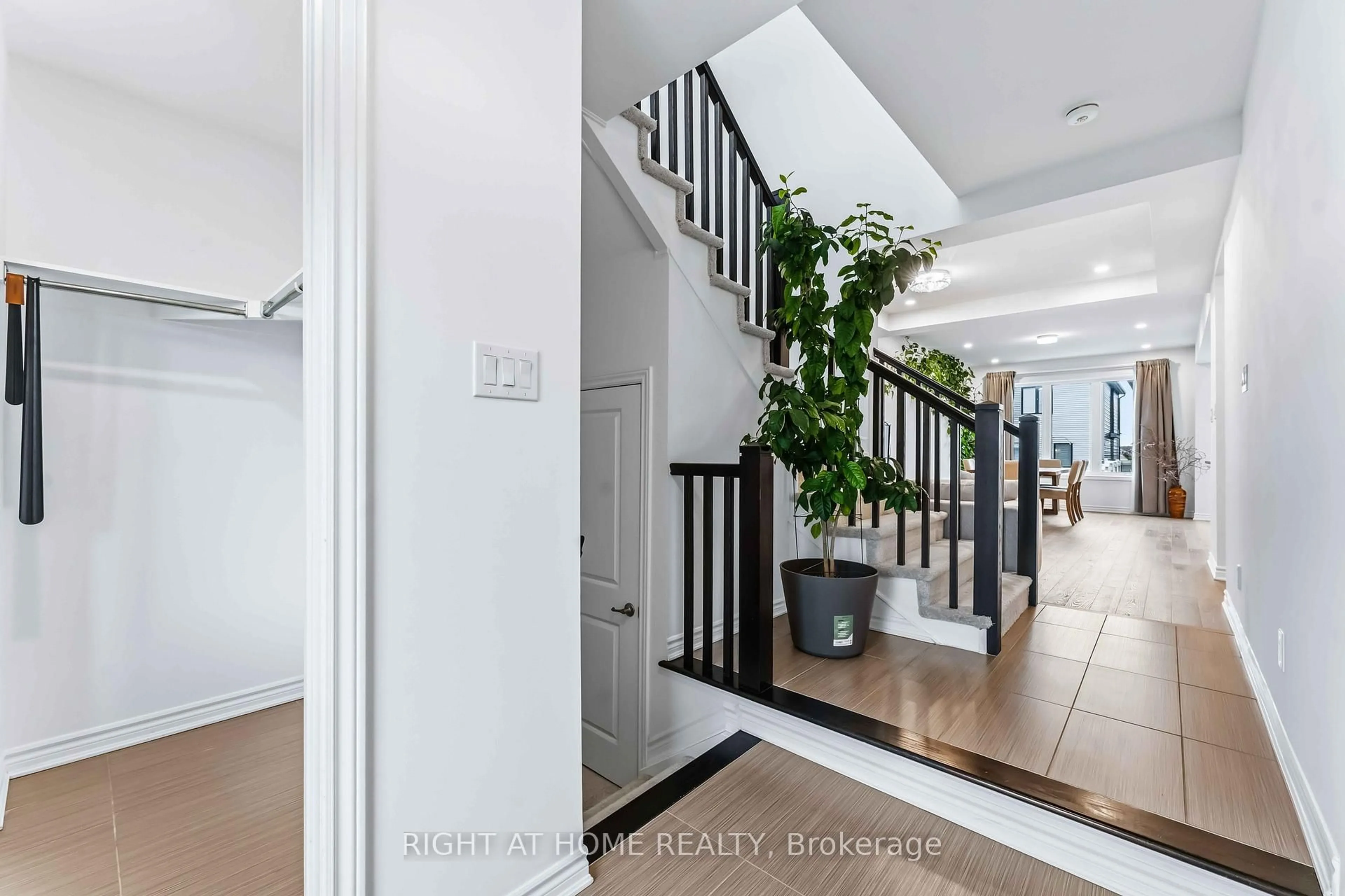 Indoor foyer for 756 Brittanic Rd, Ottawa Ontario K2V 0R5