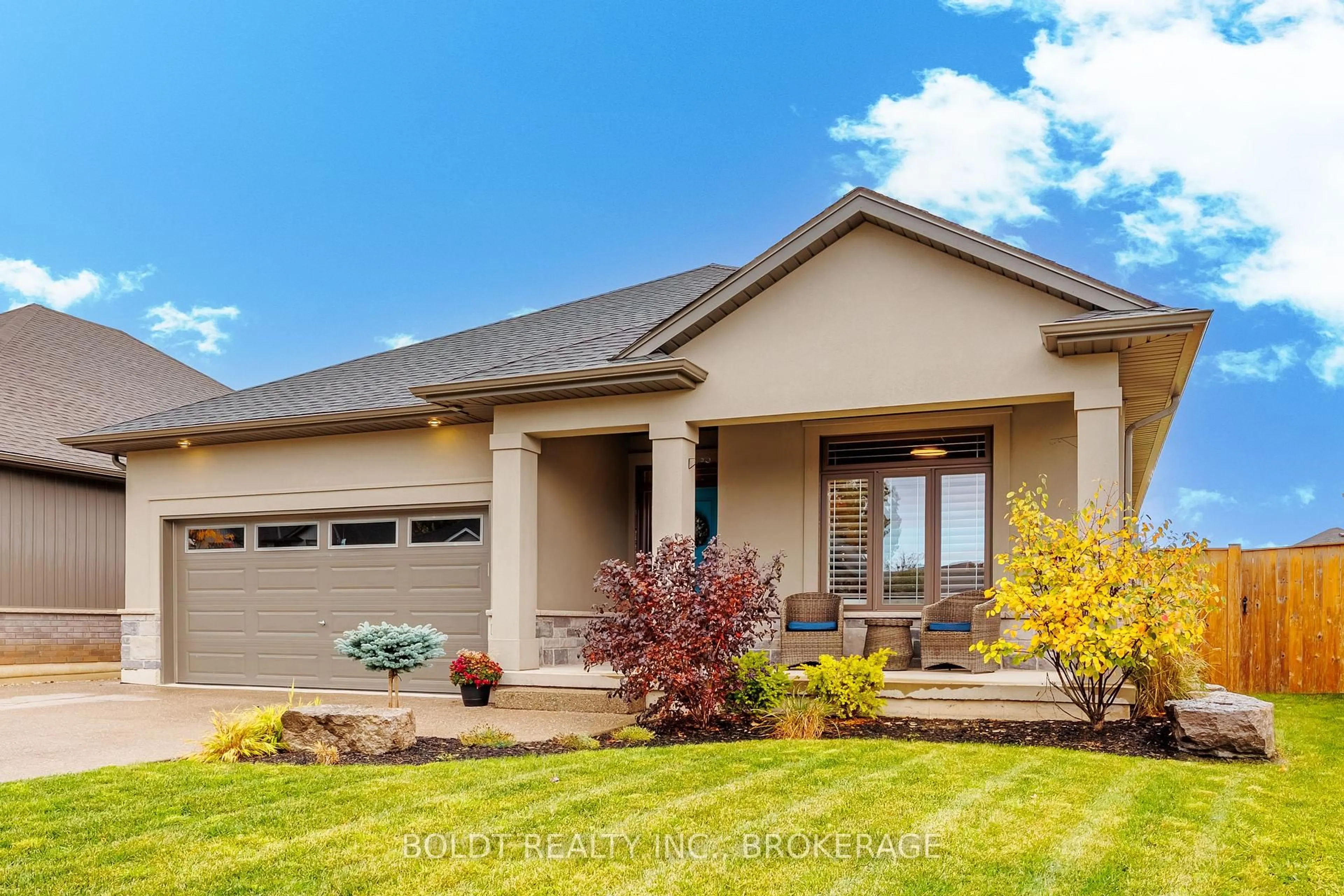 Home with vinyl exterior material, street for 127 North Valley Dr, Welland Ontario L3C 7B6