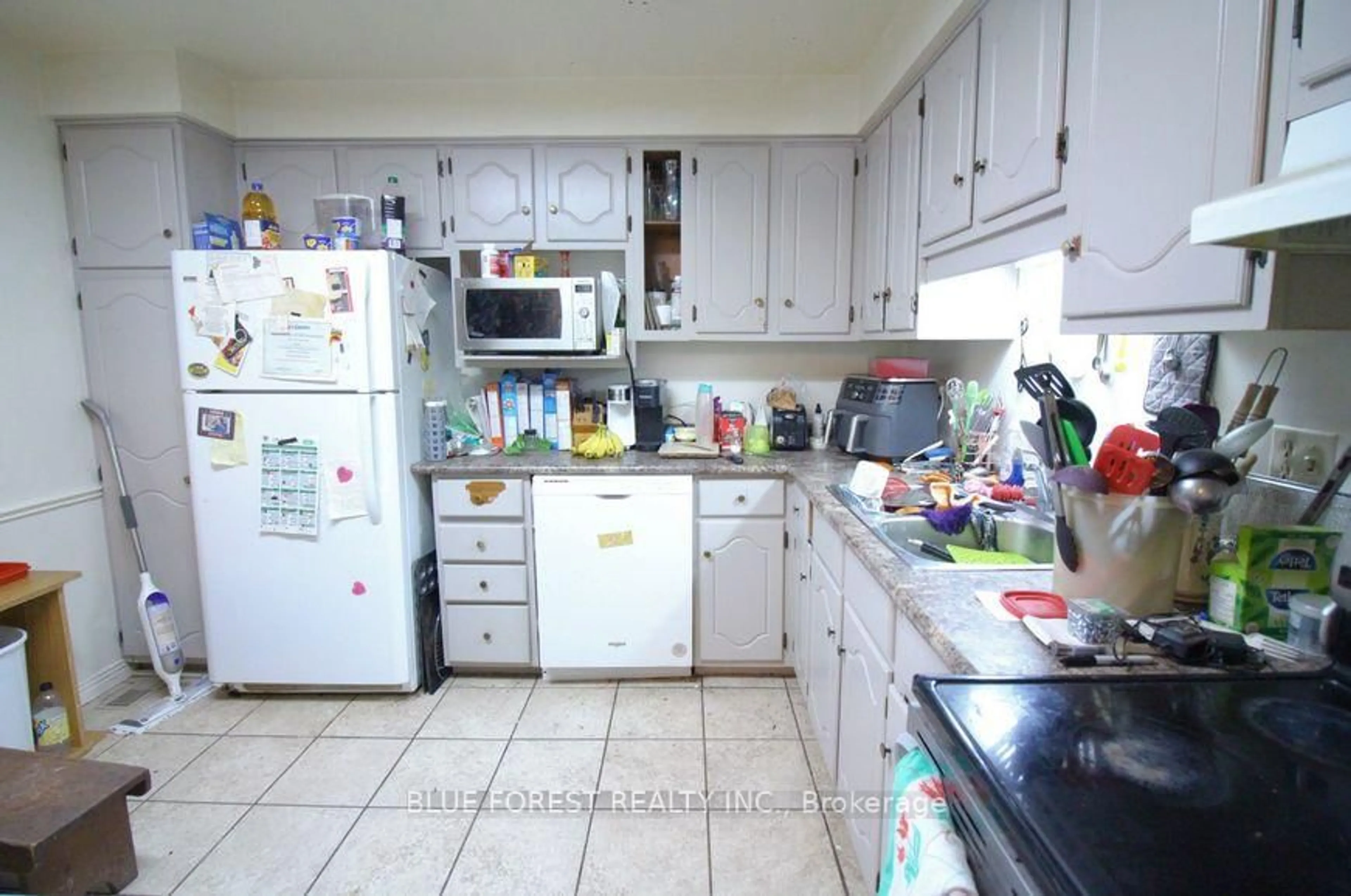 Standard kitchen, unknown for 2039 Aldersbrook Rd, London North Ontario N6G 3N2