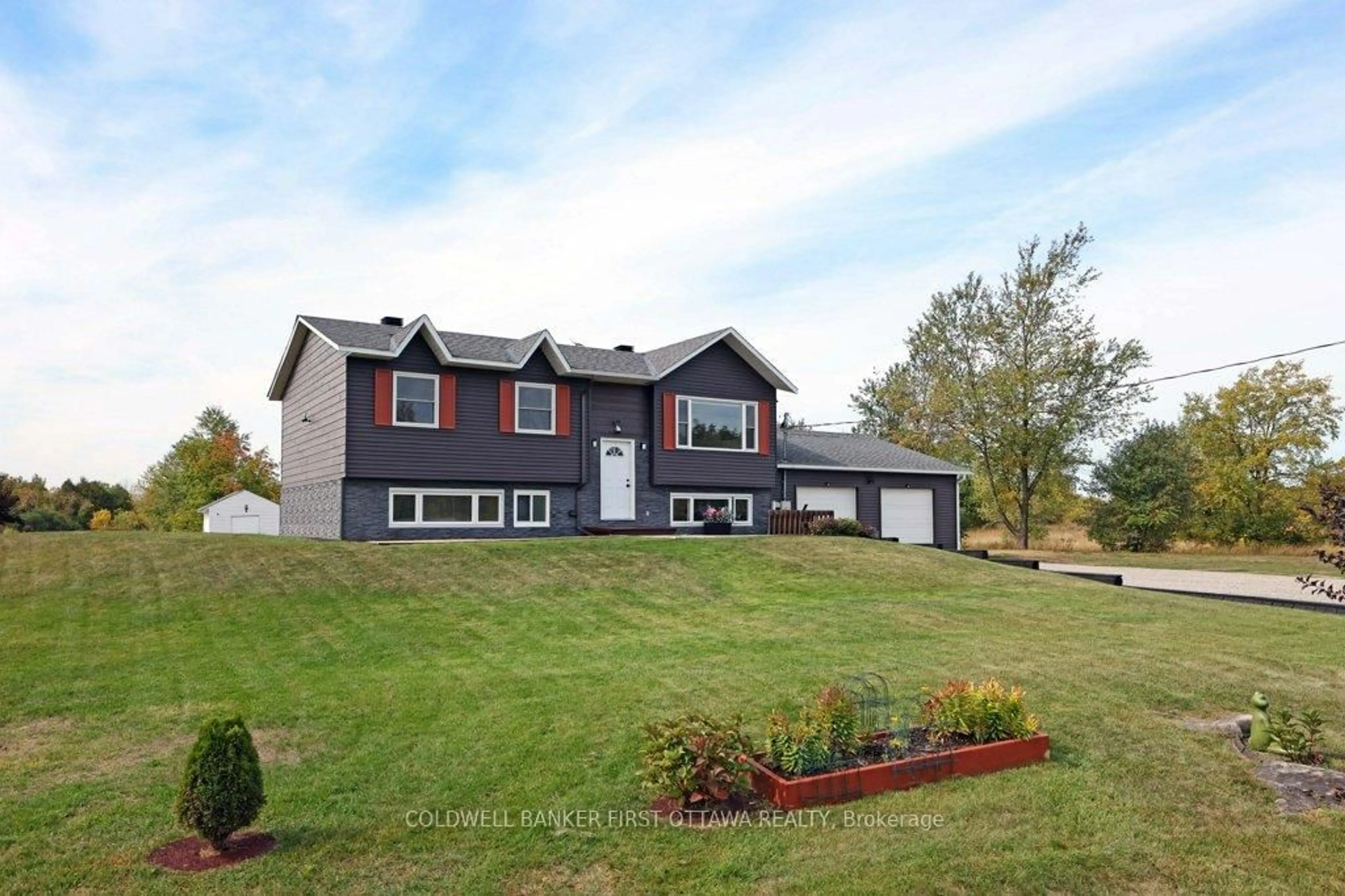 Home with vinyl exterior material, street for 1181 Holbrook Rd, Smiths Falls Ontario K7A 4S7