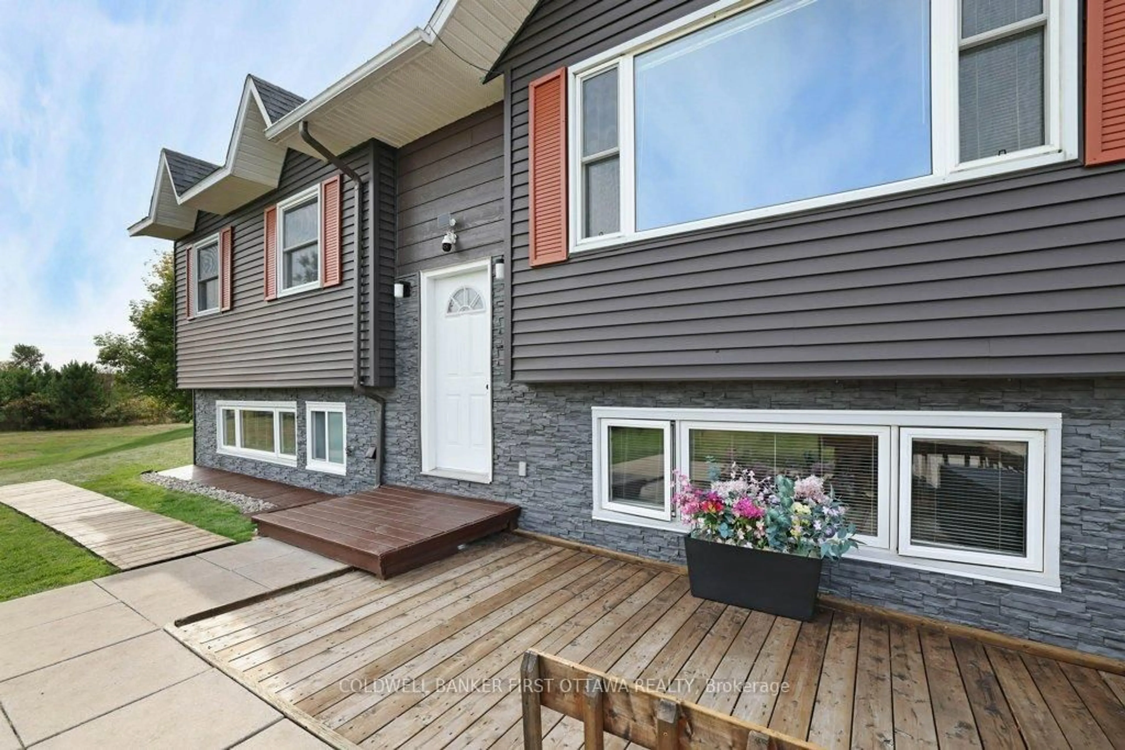 Home with vinyl exterior material, street for 1181 Holbrook Rd, Smiths Falls Ontario K7A 4S7