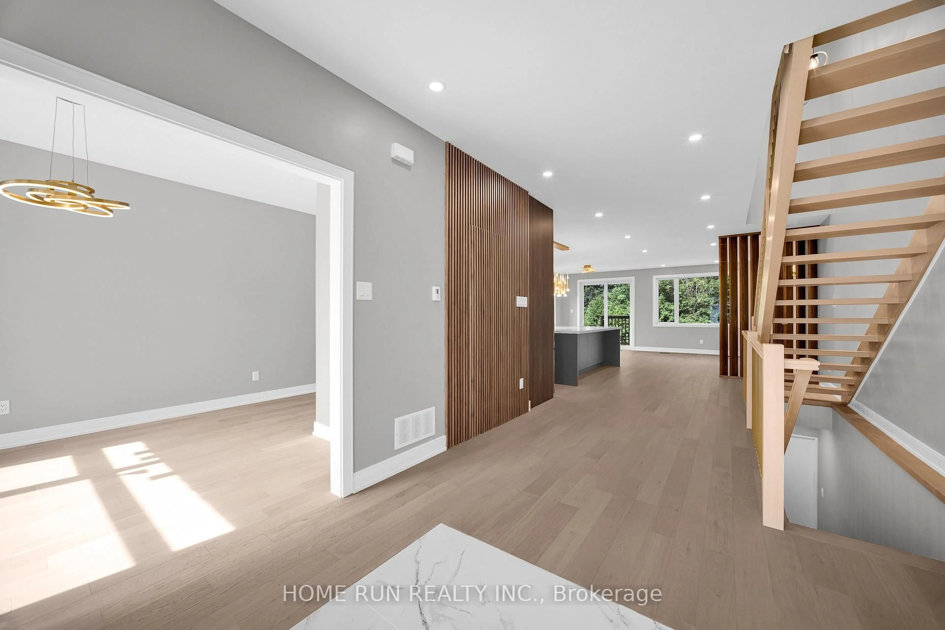 Indoor entryway for 297 Dovercourt Ave, Ottawa Ontario K1Z 7H4