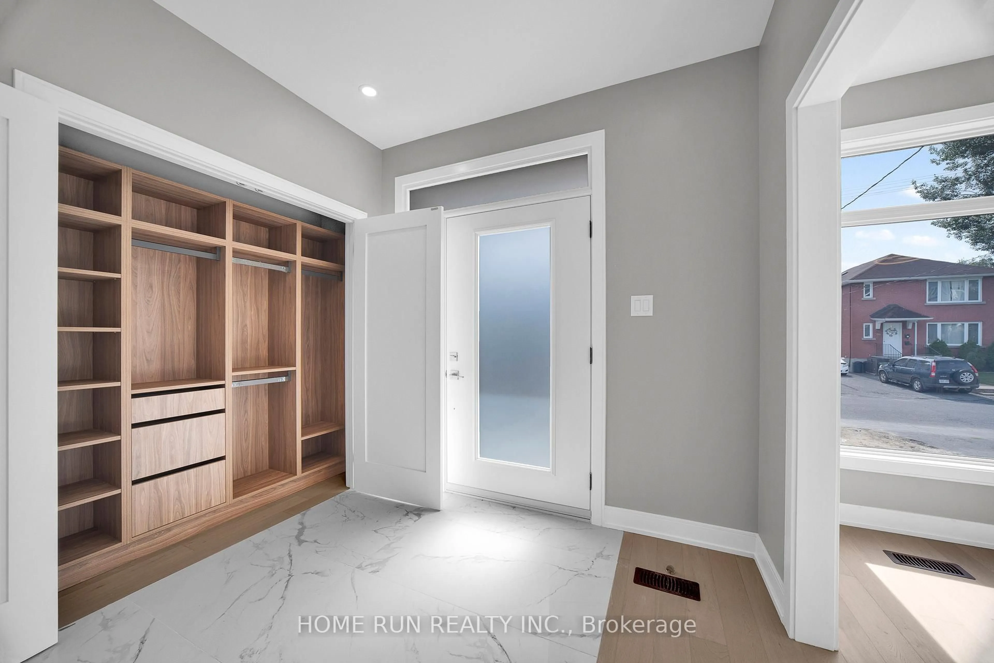 Indoor entryway for 297 Dovercourt Ave, Ottawa Ontario K1Z 7H4