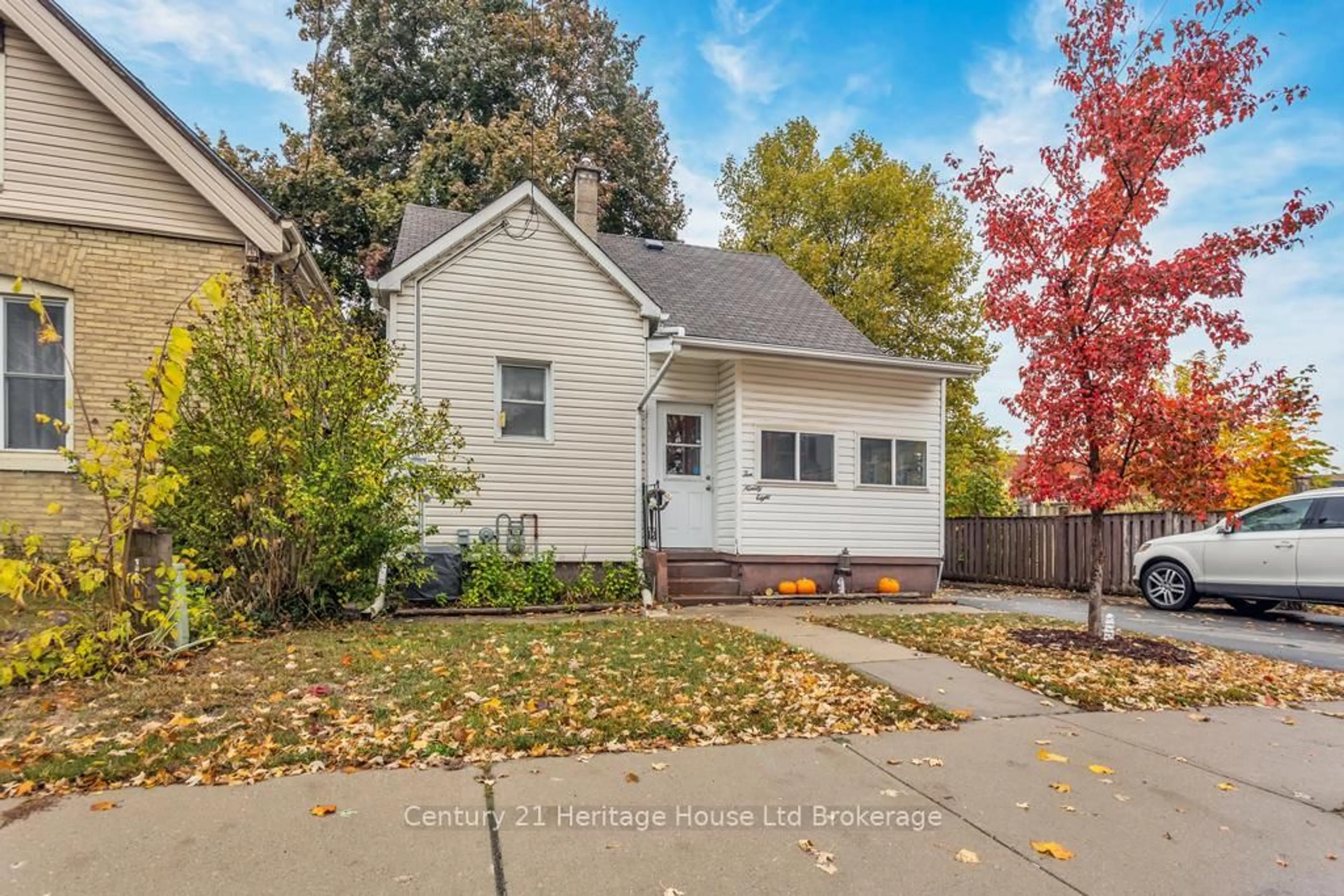 Home with vinyl exterior material, street for 1098 Frances St, London East Ontario N5W 2L7