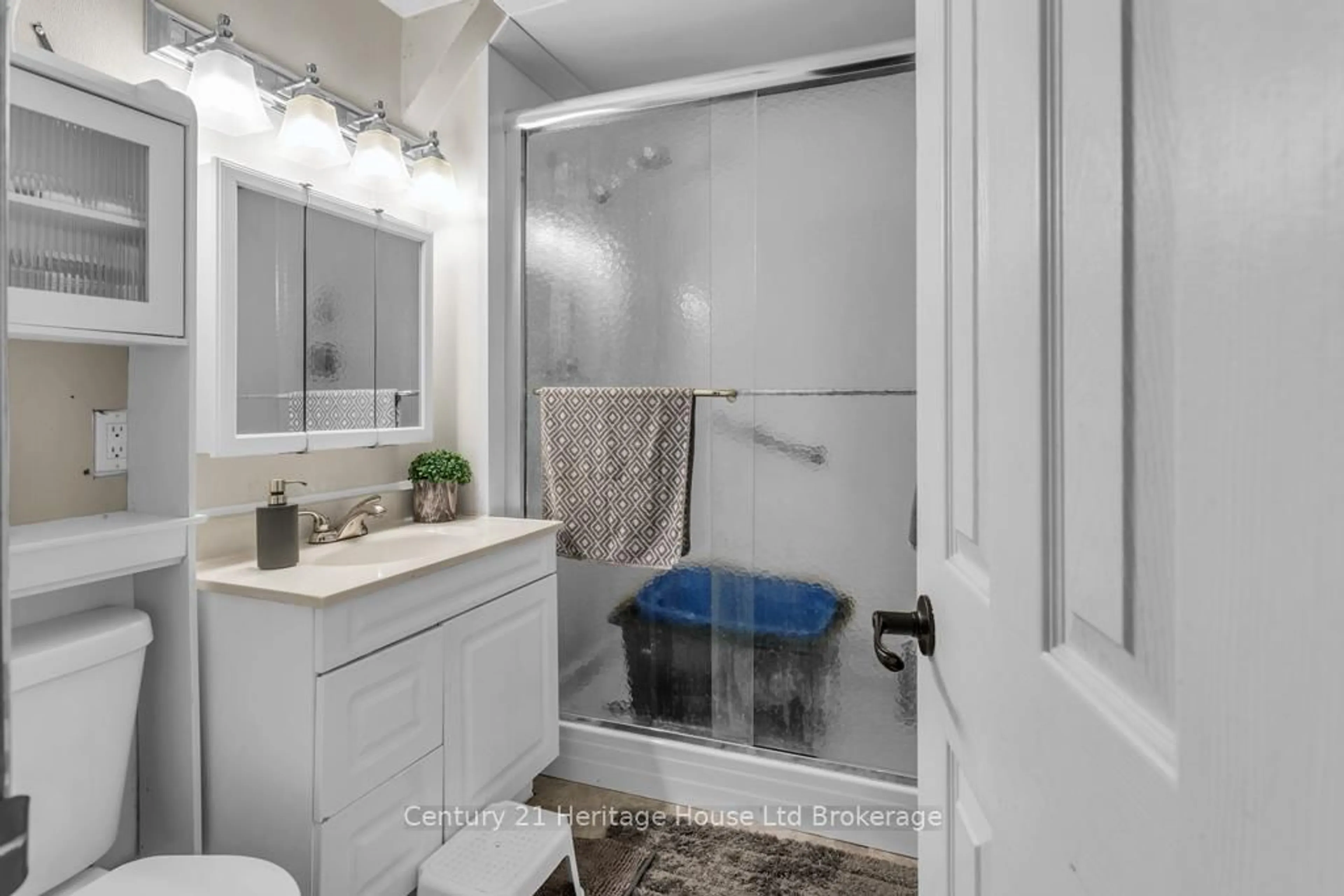 Standard bathroom, ceramic/tile floor for 1098 Frances St, London East Ontario N5W 2L7