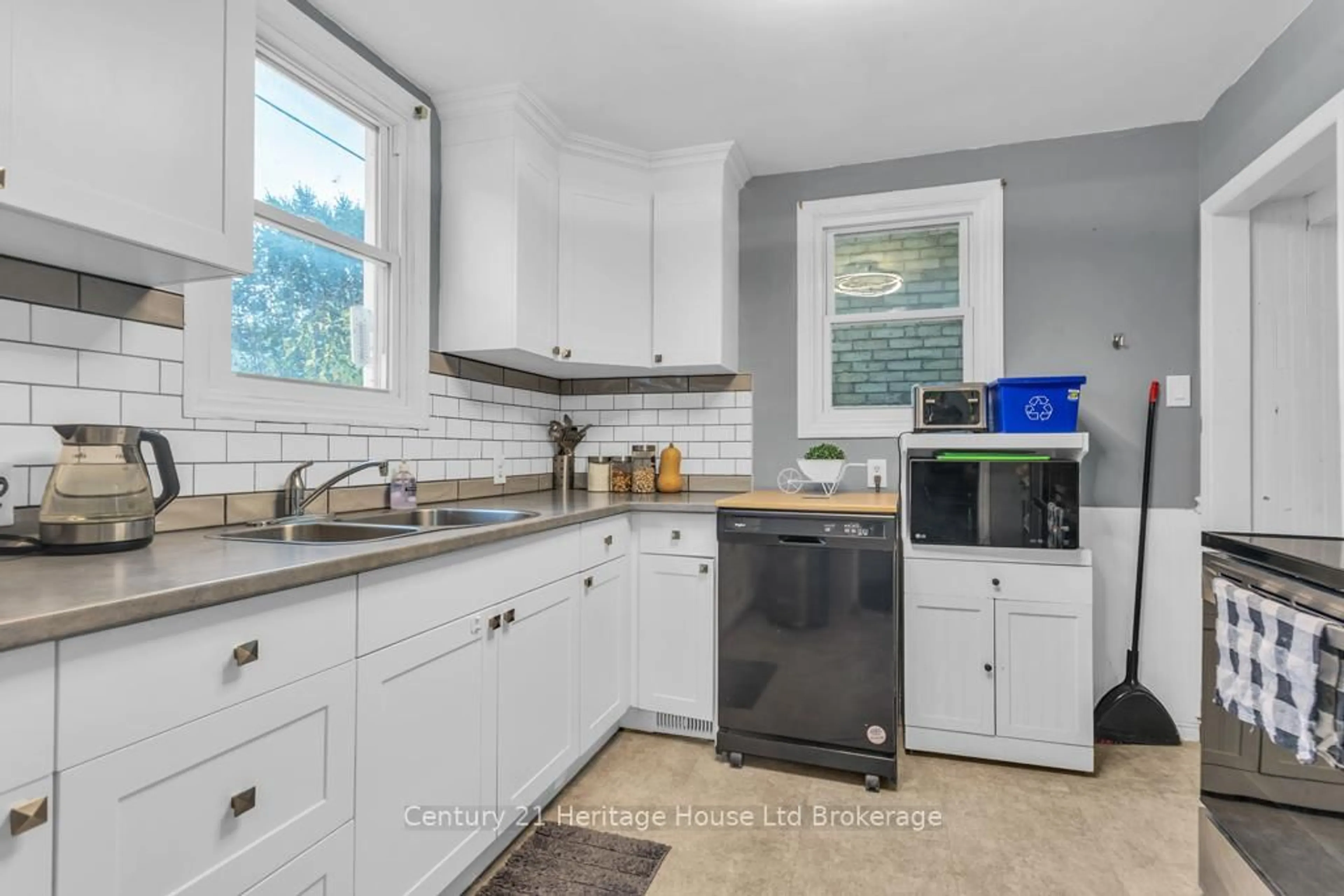 Standard kitchen, ceramic/tile floor for 1098 Frances St, London East Ontario N5W 2L7