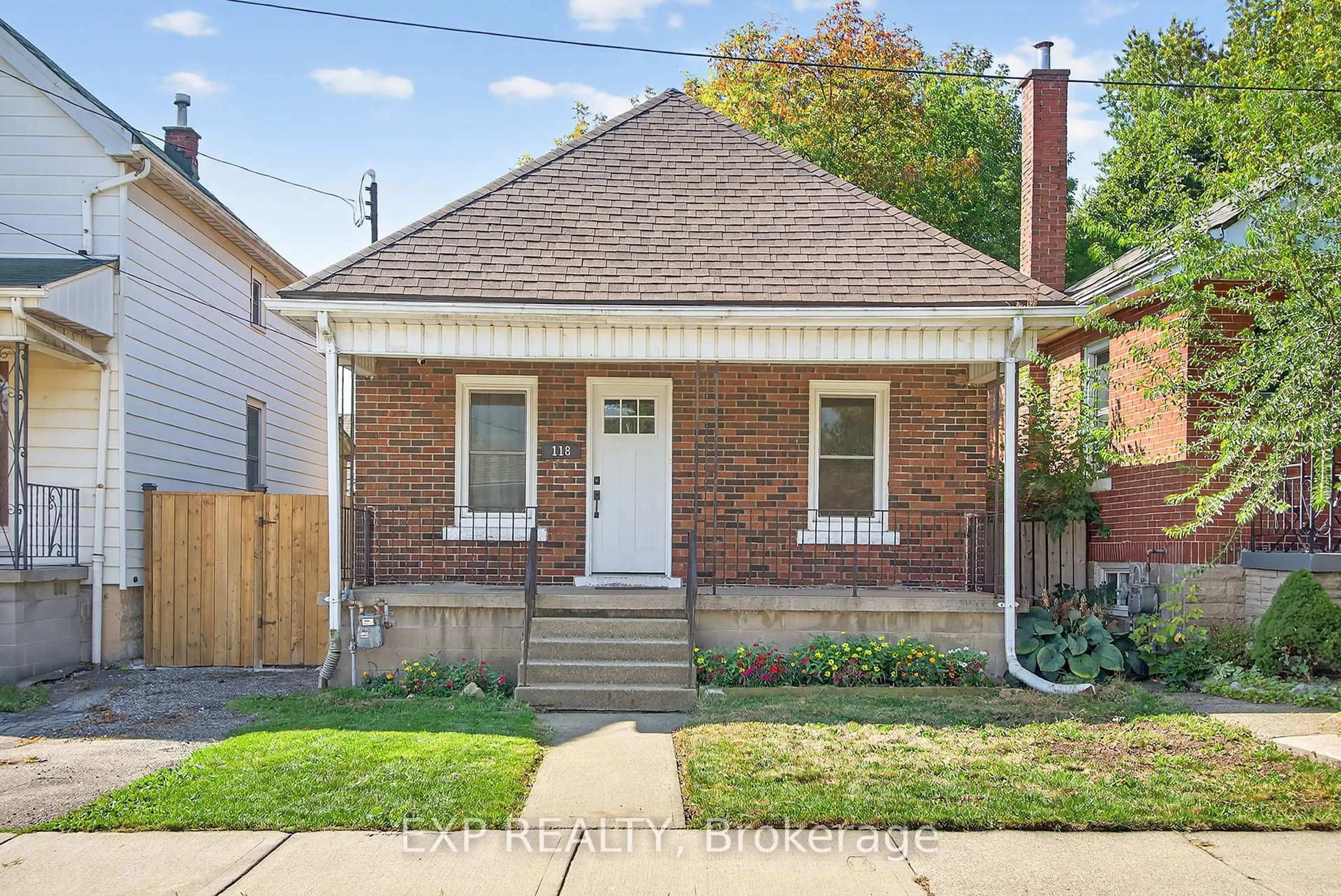 Home with brick exterior material, street for 118 Mountville Ave, Hamilton Ontario L9A 1E4