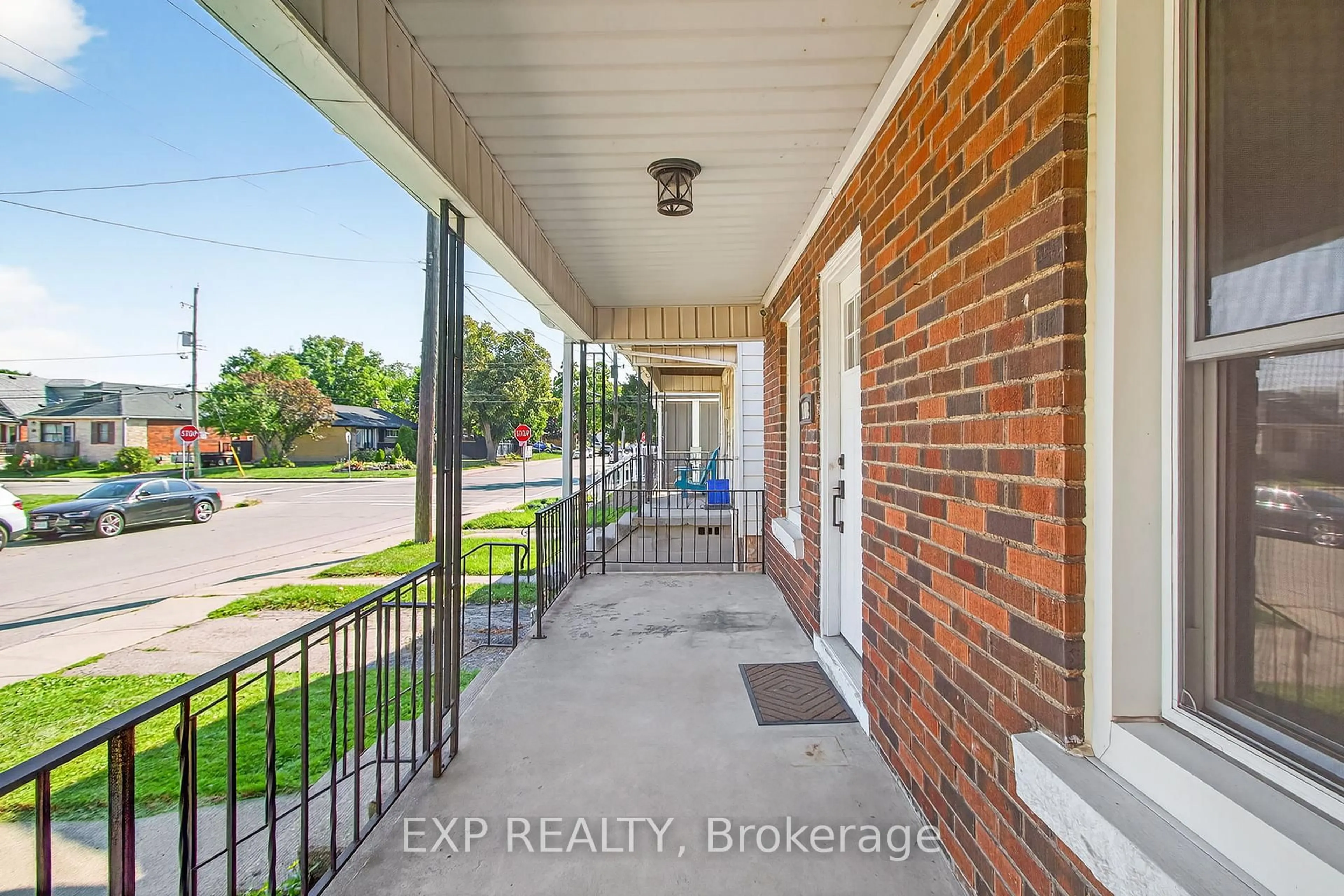 Indoor entryway for 118 Mountville Ave, Hamilton Ontario L9A 1E4