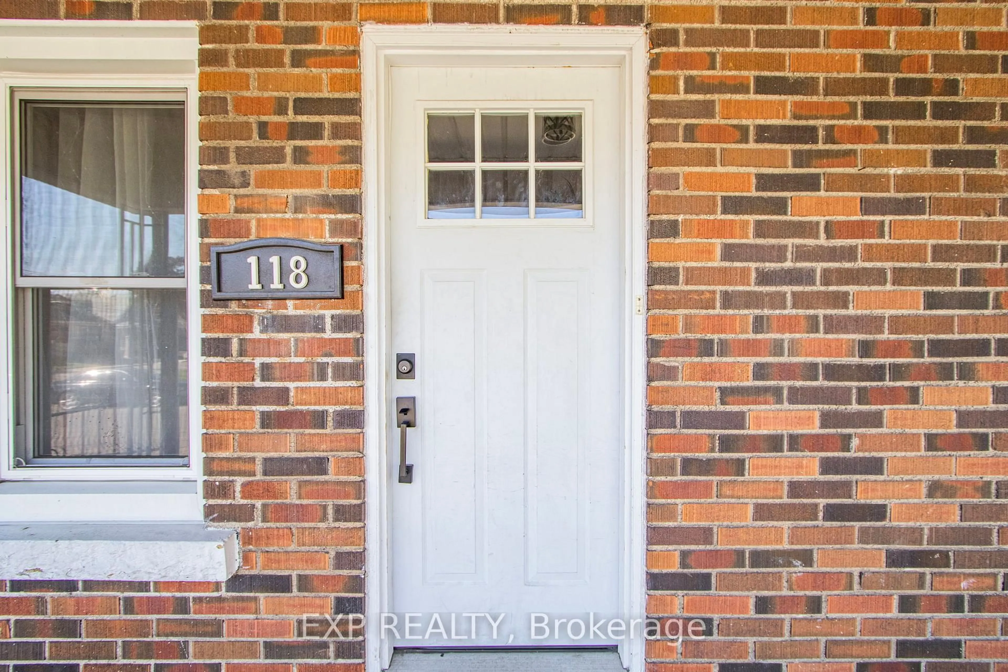 Indoor entryway for 118 Mountville Ave, Hamilton Ontario L9A 1E4