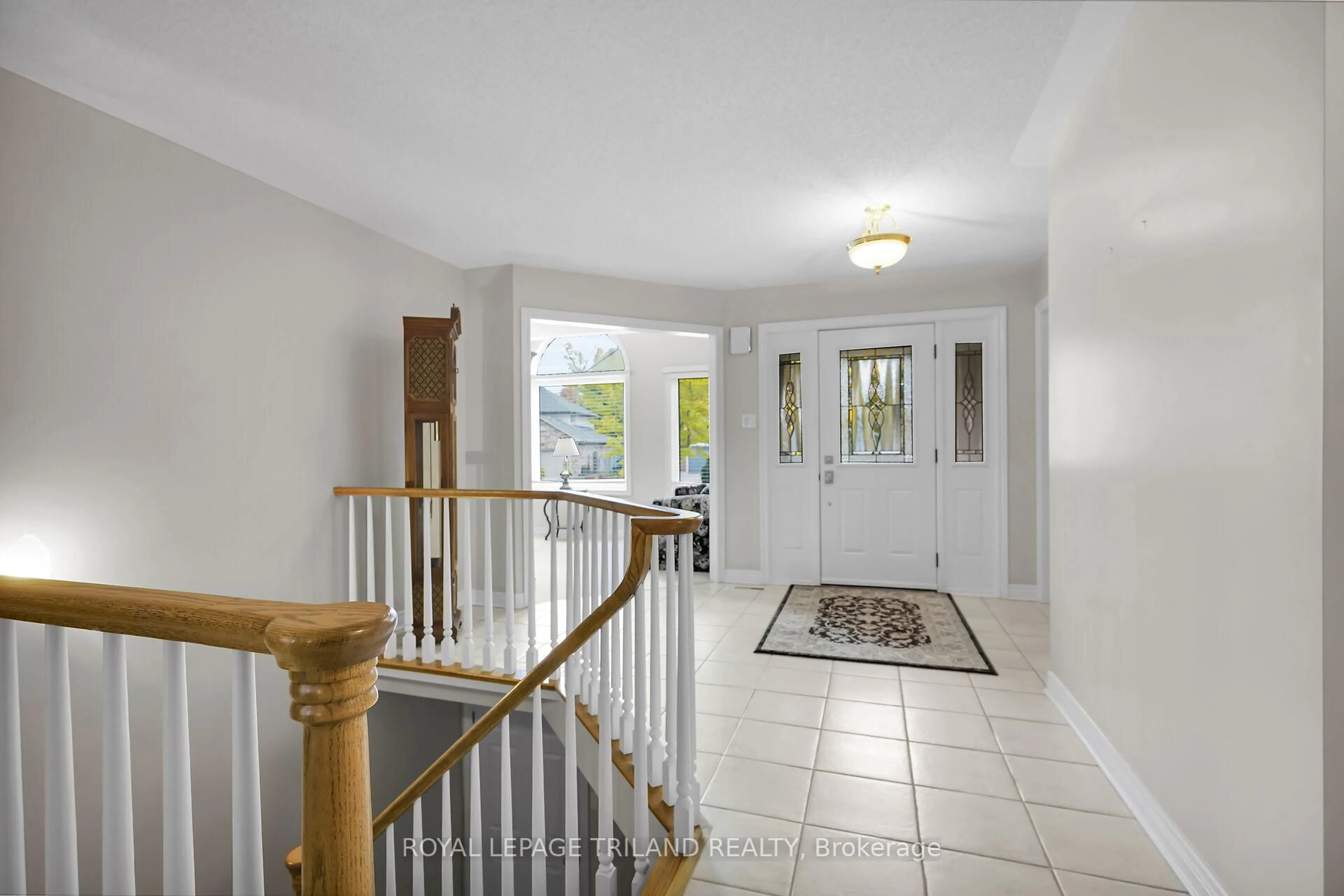 Indoor foyer for 471 Ambleside Dr, London North Ontario N6G 4W9