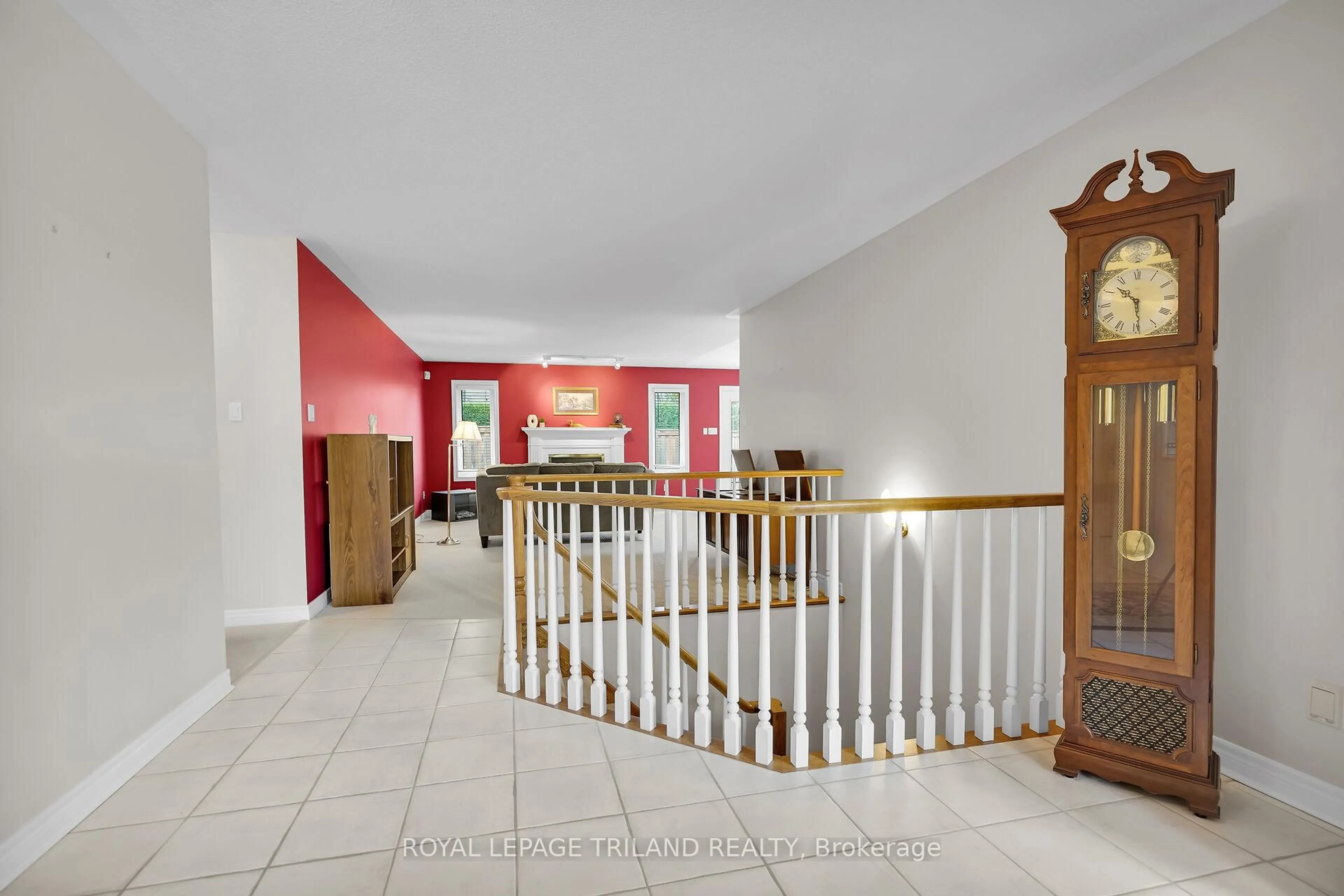 Indoor foyer for 471 Ambleside Dr, London North Ontario N6G 4W9