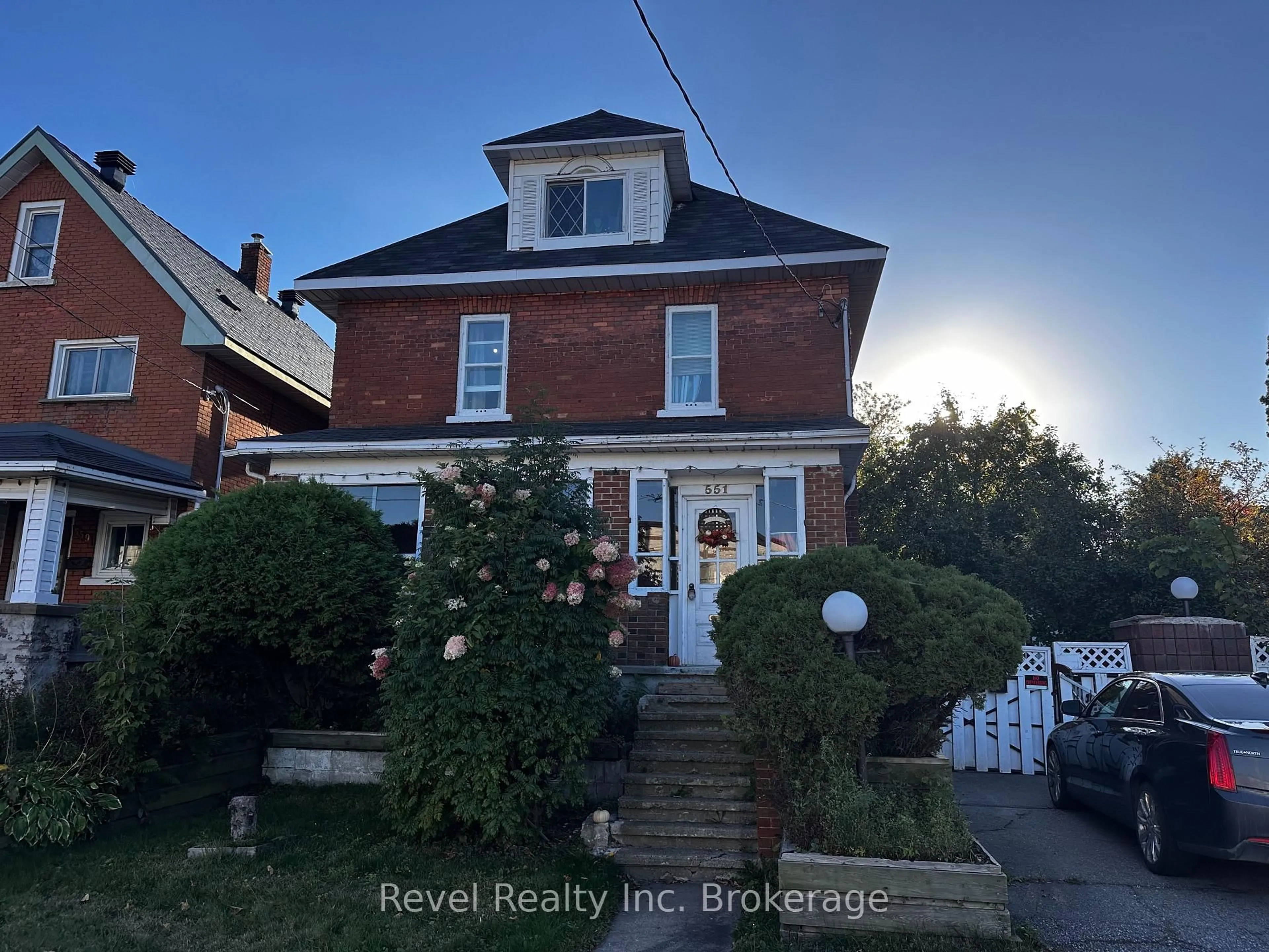 A pic from outside/outdoor area/front of a property/back of a property/a pic from drone, street for 551 First Ave, North Bay Ontario P1B 1K5