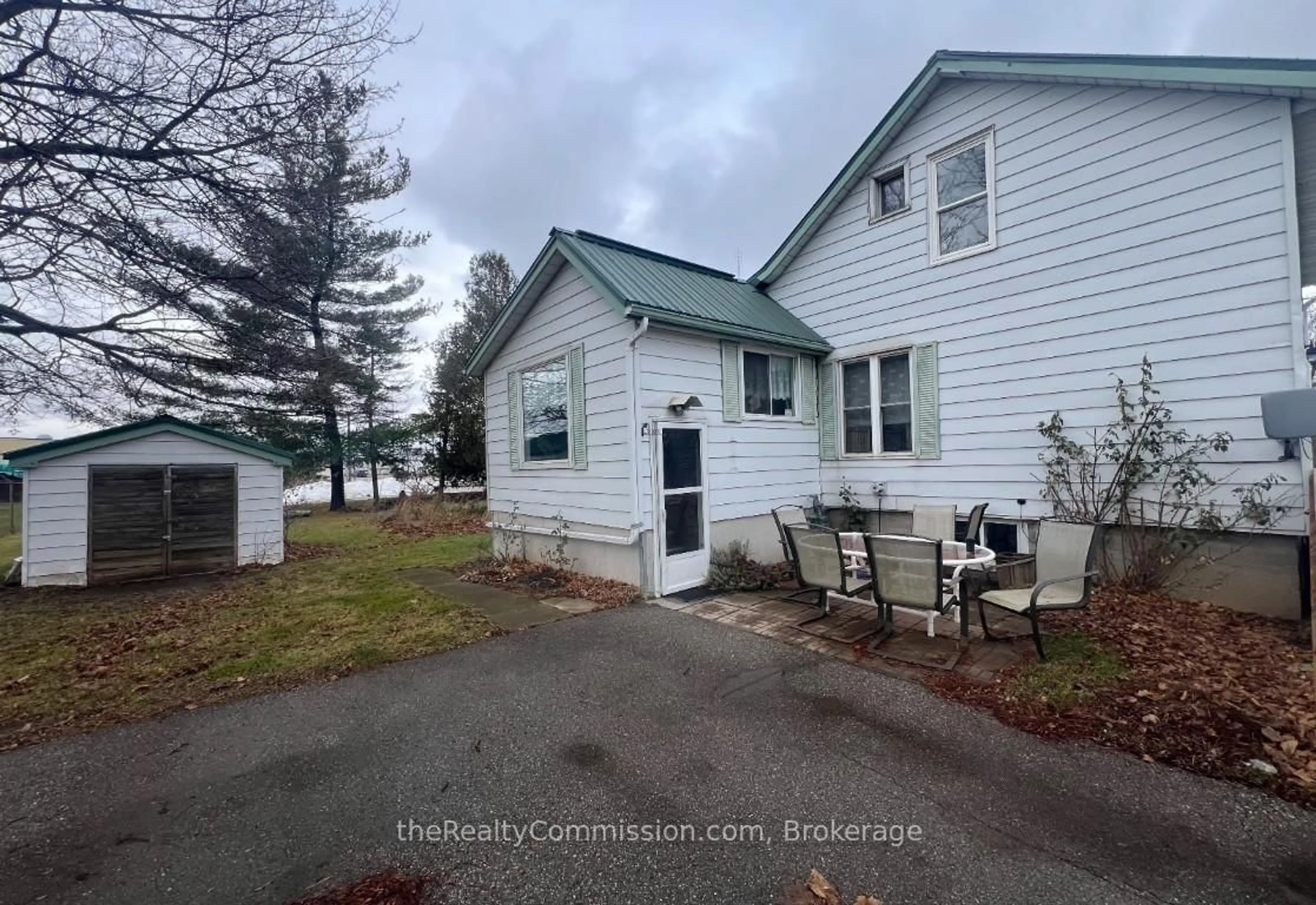 A pic from outside/outdoor area/front of a property/back of a property/a pic from drone, building for 10489 Imperial Rd, Aylmer Ontario N5H 2R3