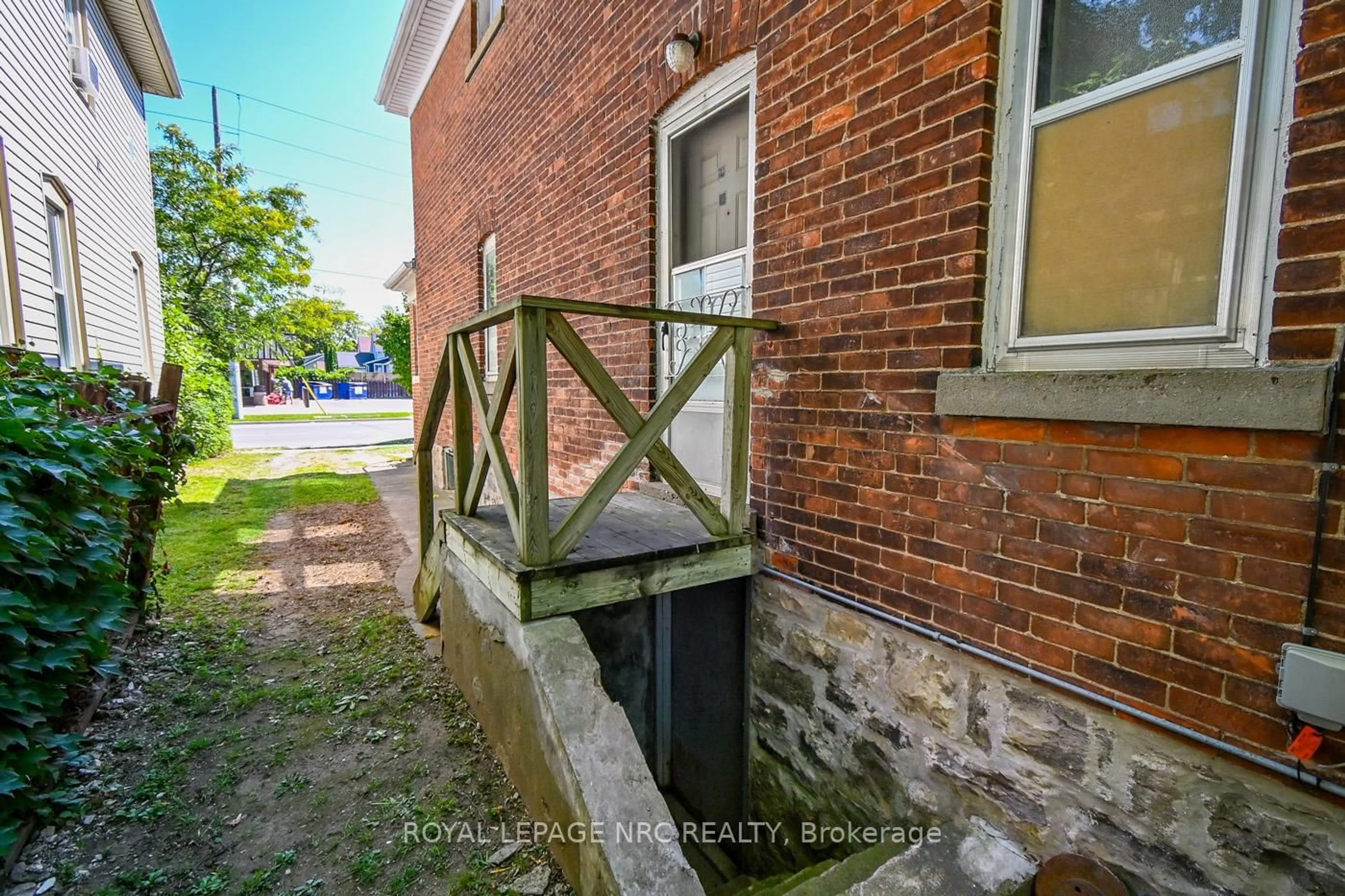 Unknown for 105 Lake St, St. Catharines Ontario L2R 5X7