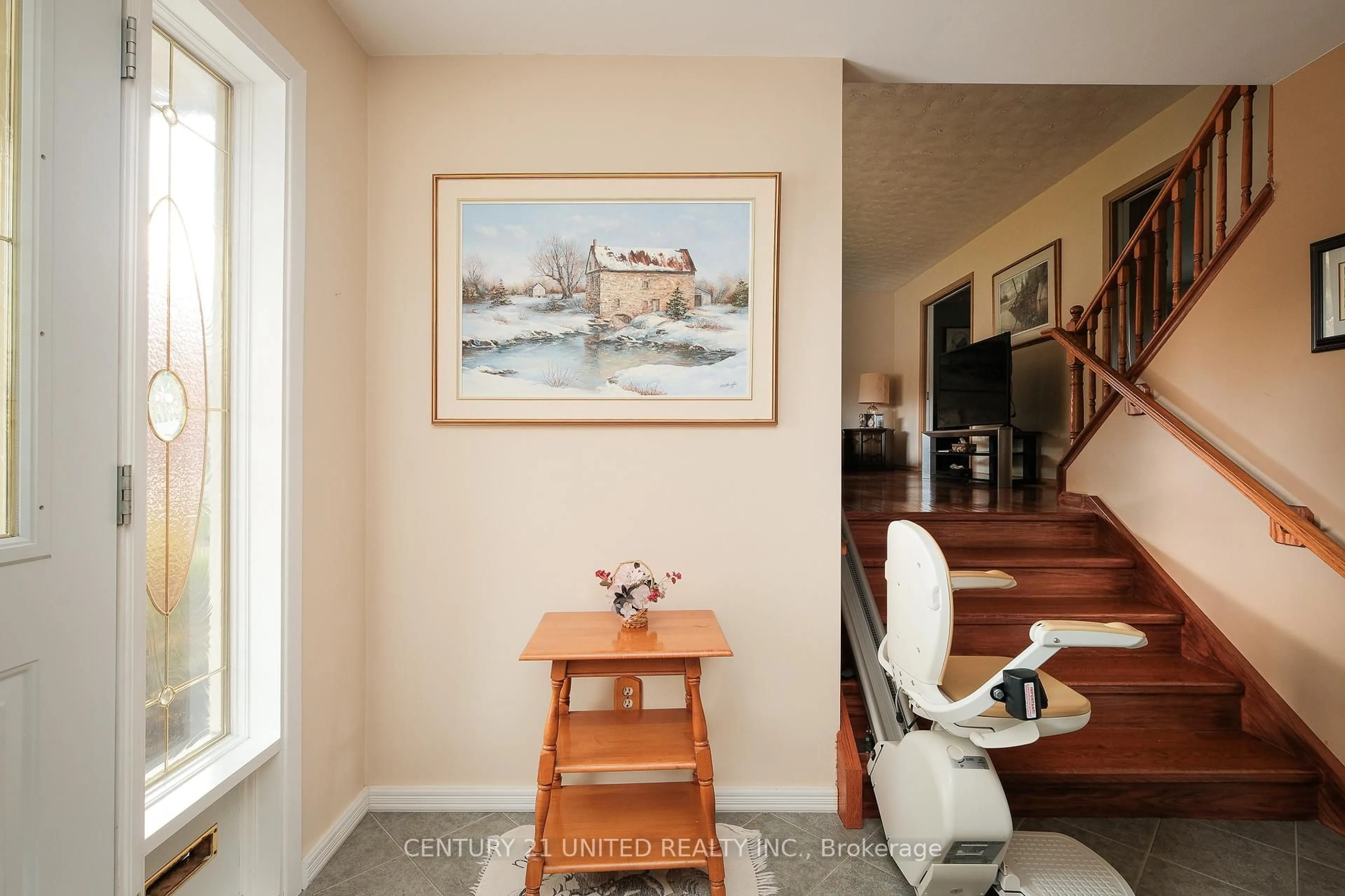 Indoor entryway for 788 Cumberland Ave, Peterborough Ontario K9H 7B2
