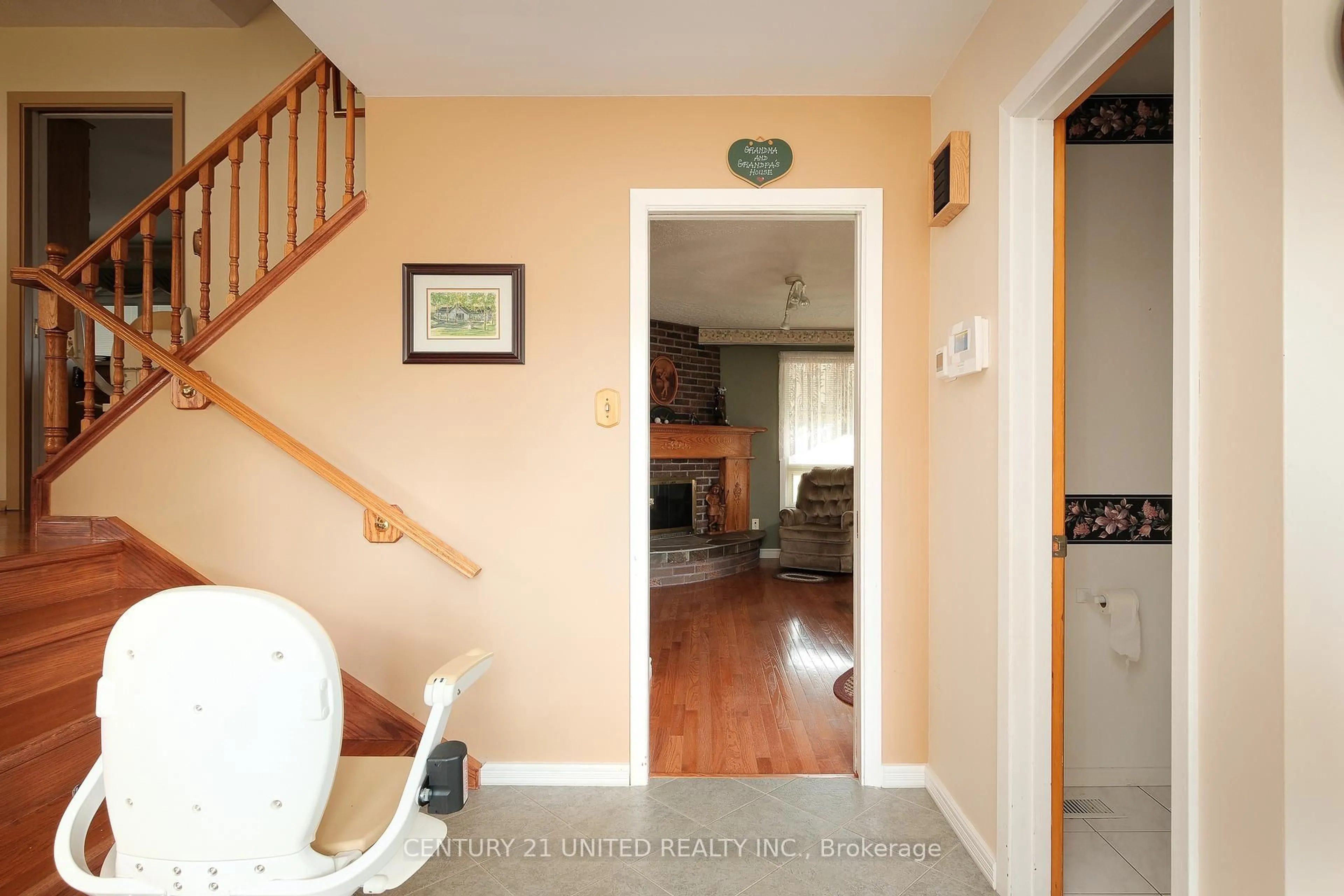 Indoor entryway for 788 Cumberland Ave, Peterborough Ontario K9H 7B2
