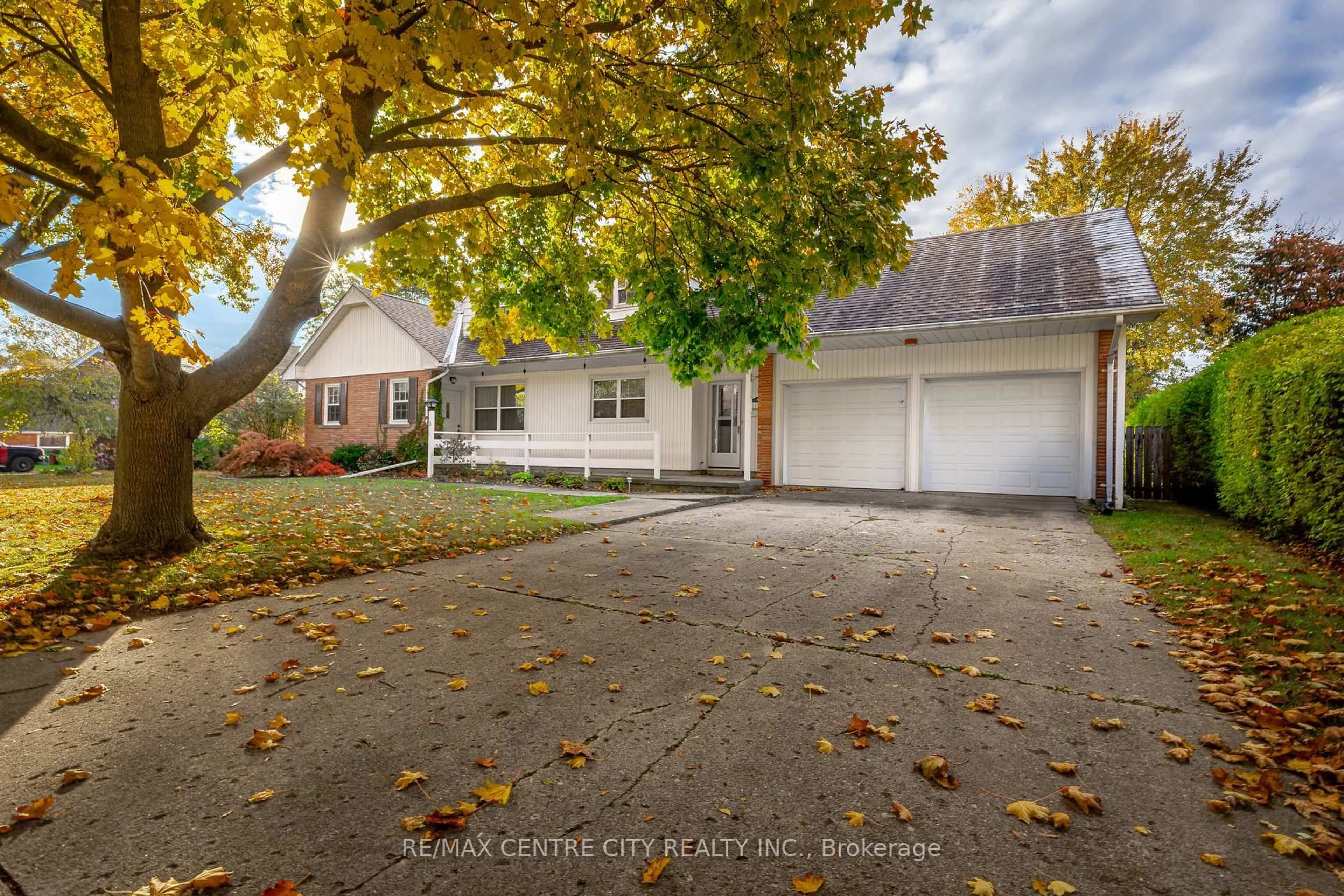 A pic from outside/outdoor area/front of a property/back of a property/a pic from drone, street for 3 Gliddon Ave, St. Thomas Ontario N5R 1G3