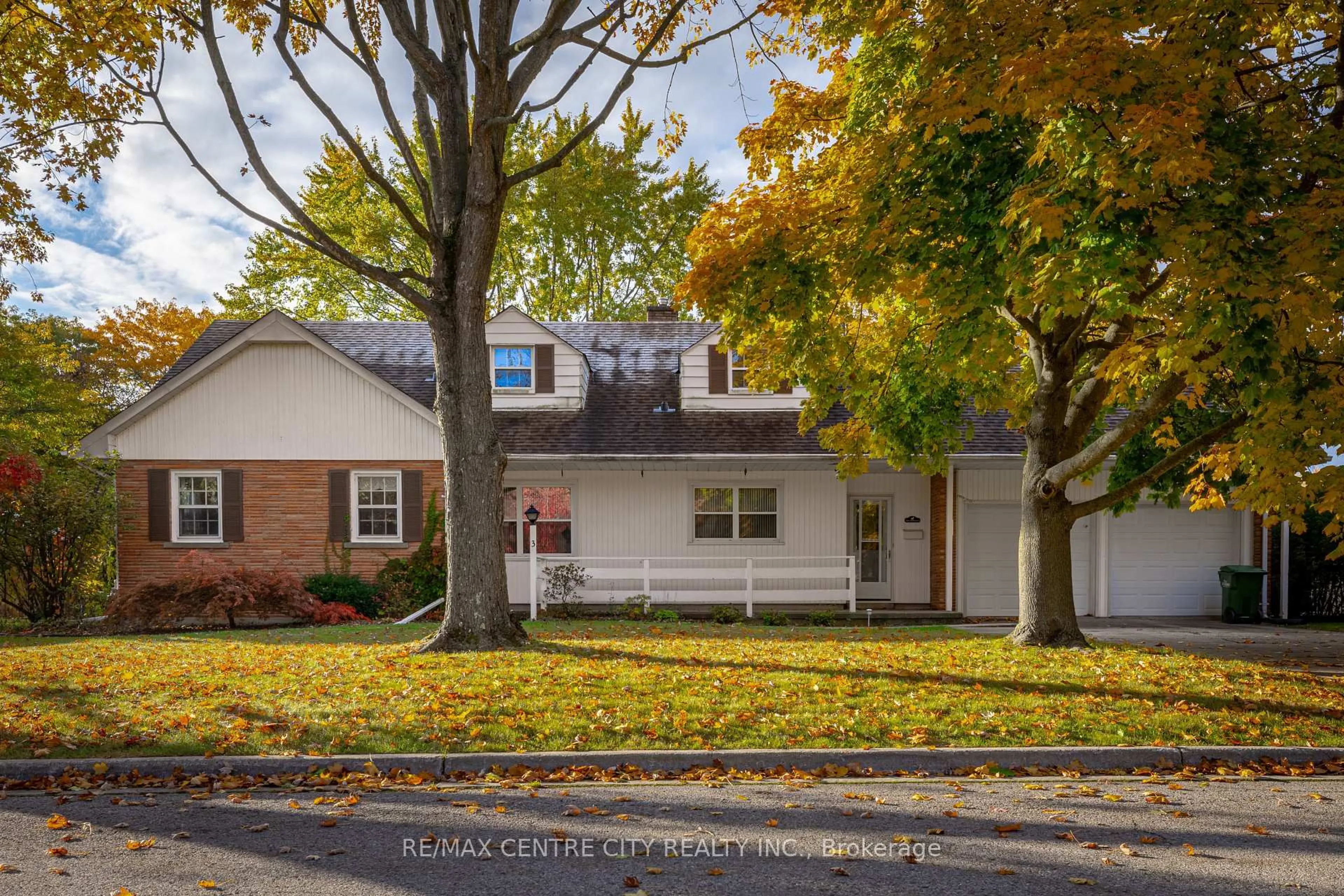 Home with vinyl exterior material, street for 3 Gliddon Ave, St. Thomas Ontario N5R 1G3