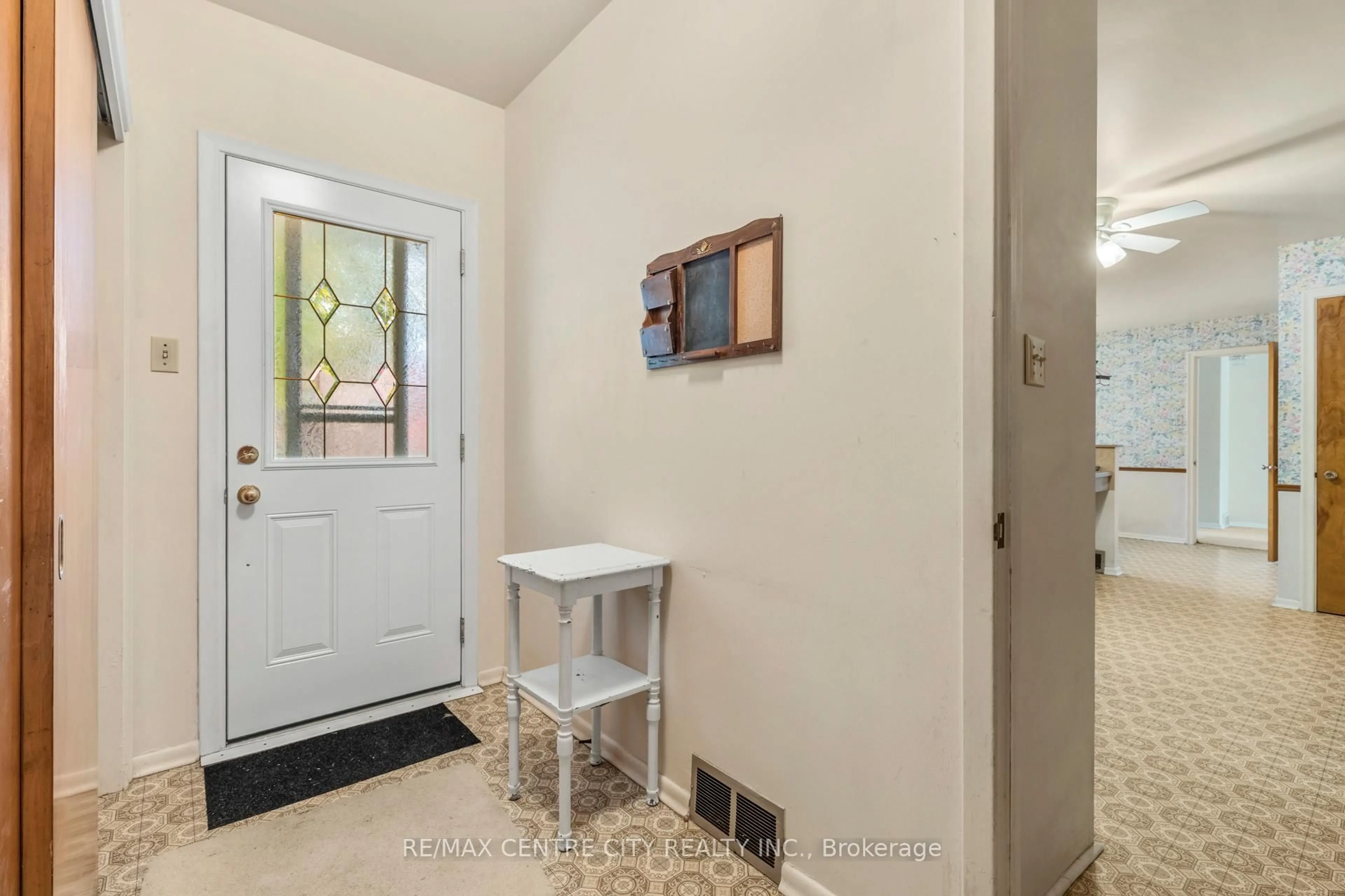 Indoor entryway for 3 Gliddon Ave, St. Thomas Ontario N5R 1G3