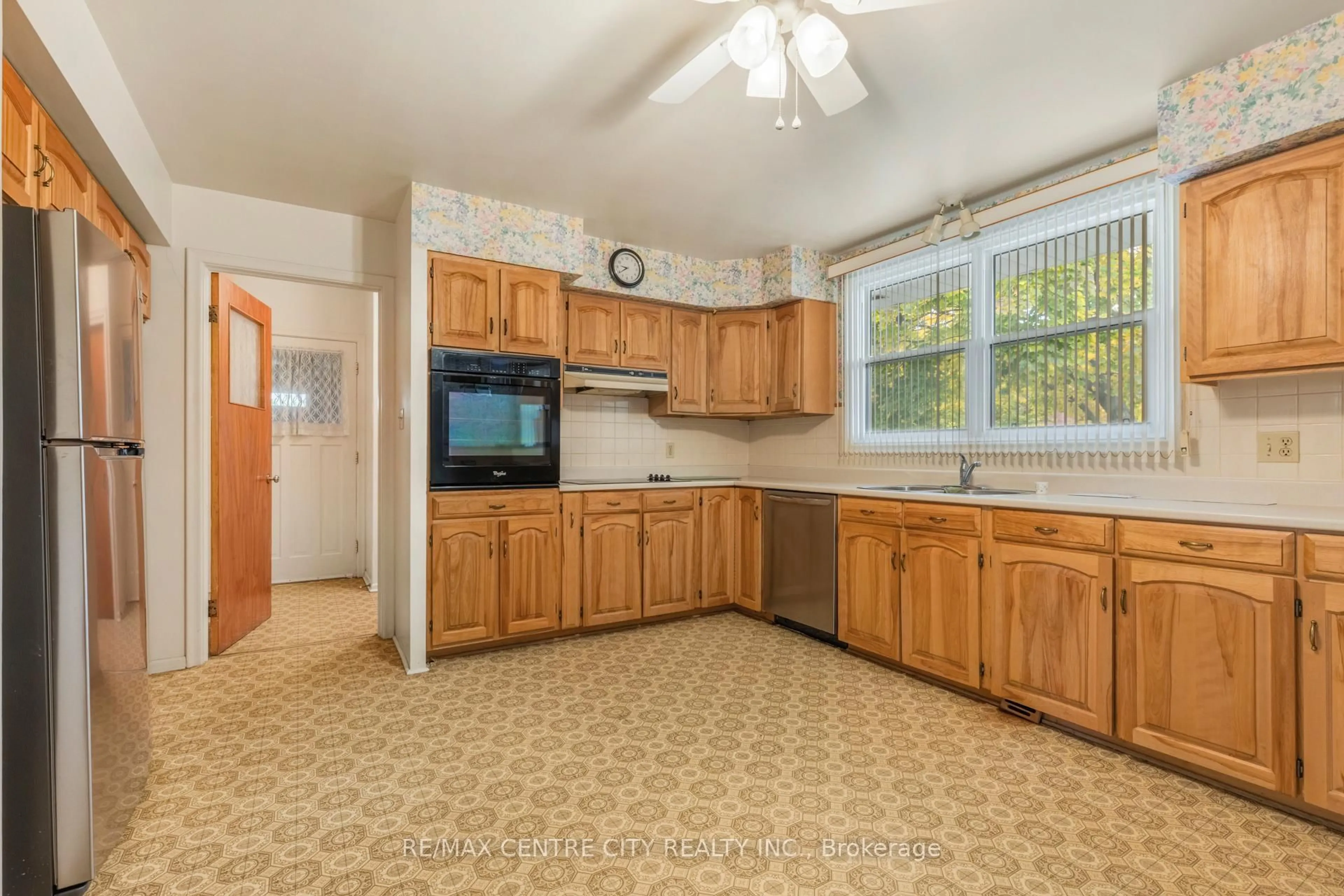 Standard kitchen, ceramic/tile floor for 3 Gliddon Ave, St. Thomas Ontario N5R 1G3