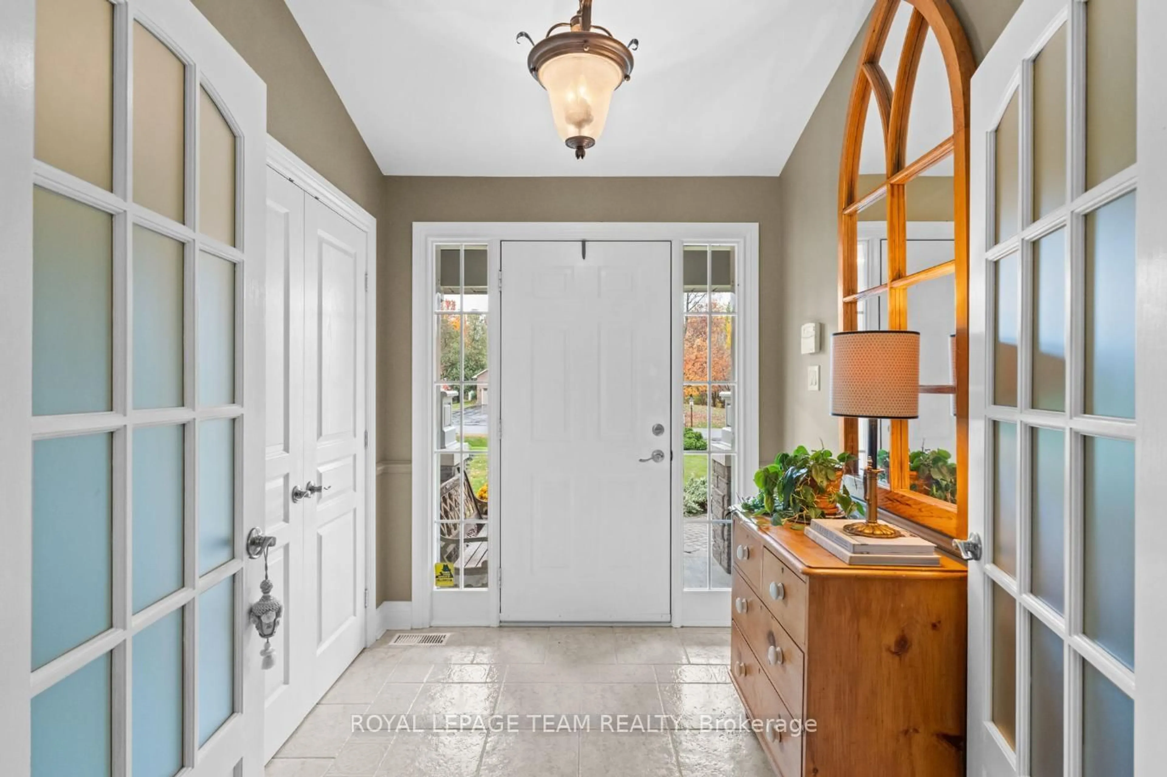 Indoor entryway for 6437 Waddion Dr, Ottawa Ontario K4P 1E7