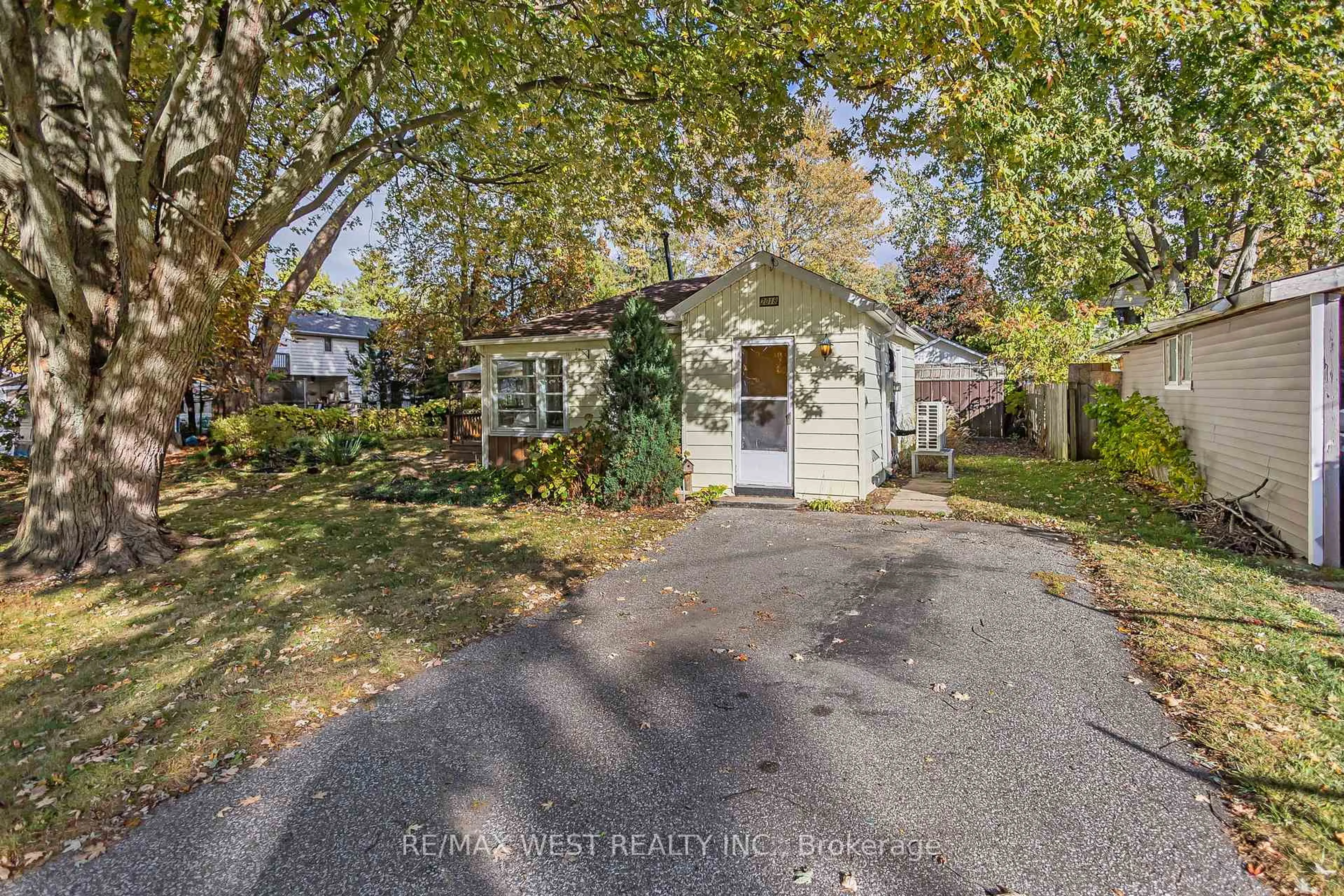 A pic from outside/outdoor area/front of a property/back of a property/a pic from drone, street for 2018 Yonge St, Sarnia Ontario N0N 1C0