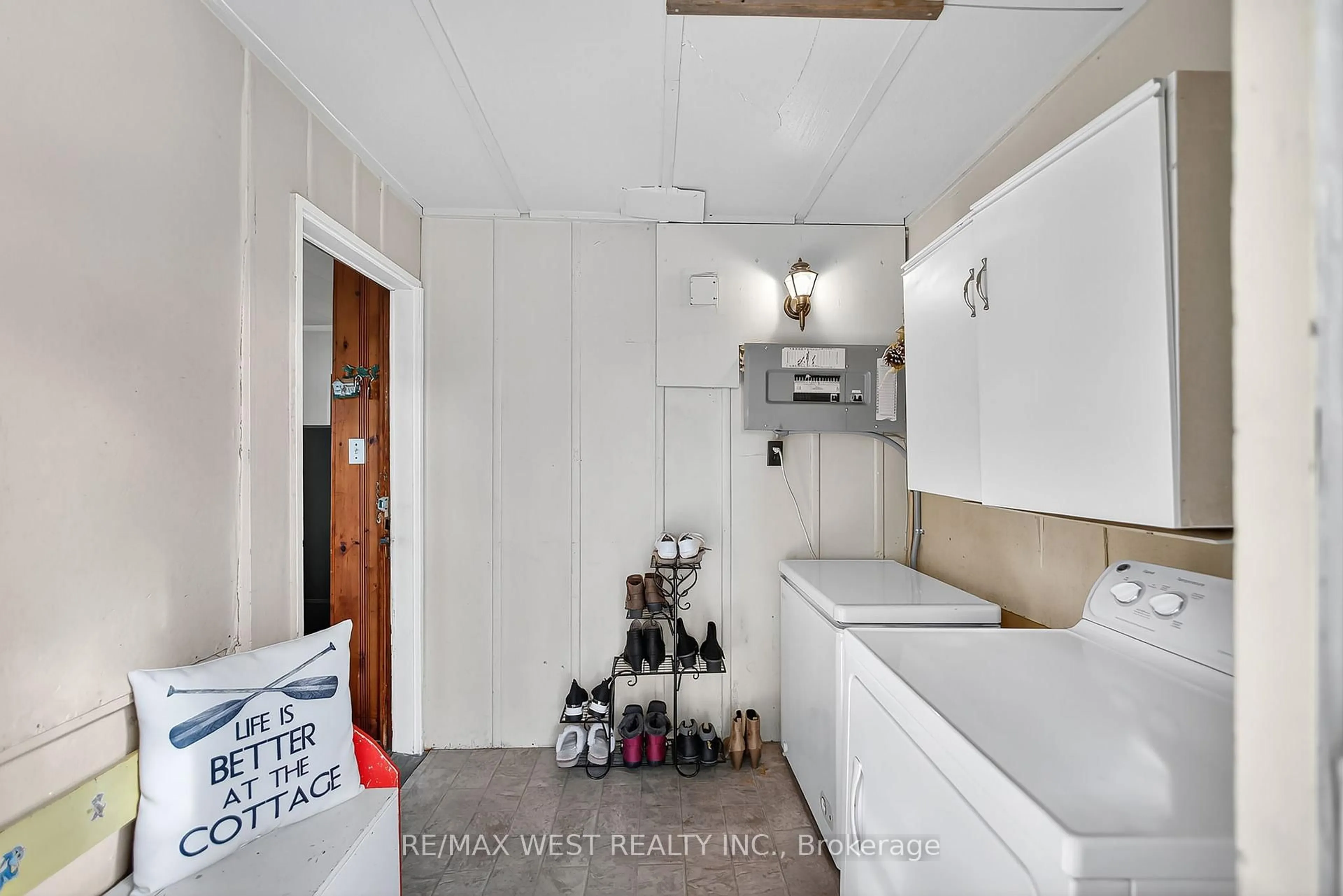 Laundry room for 2018 Yonge St, Sarnia Ontario N0N 1C0