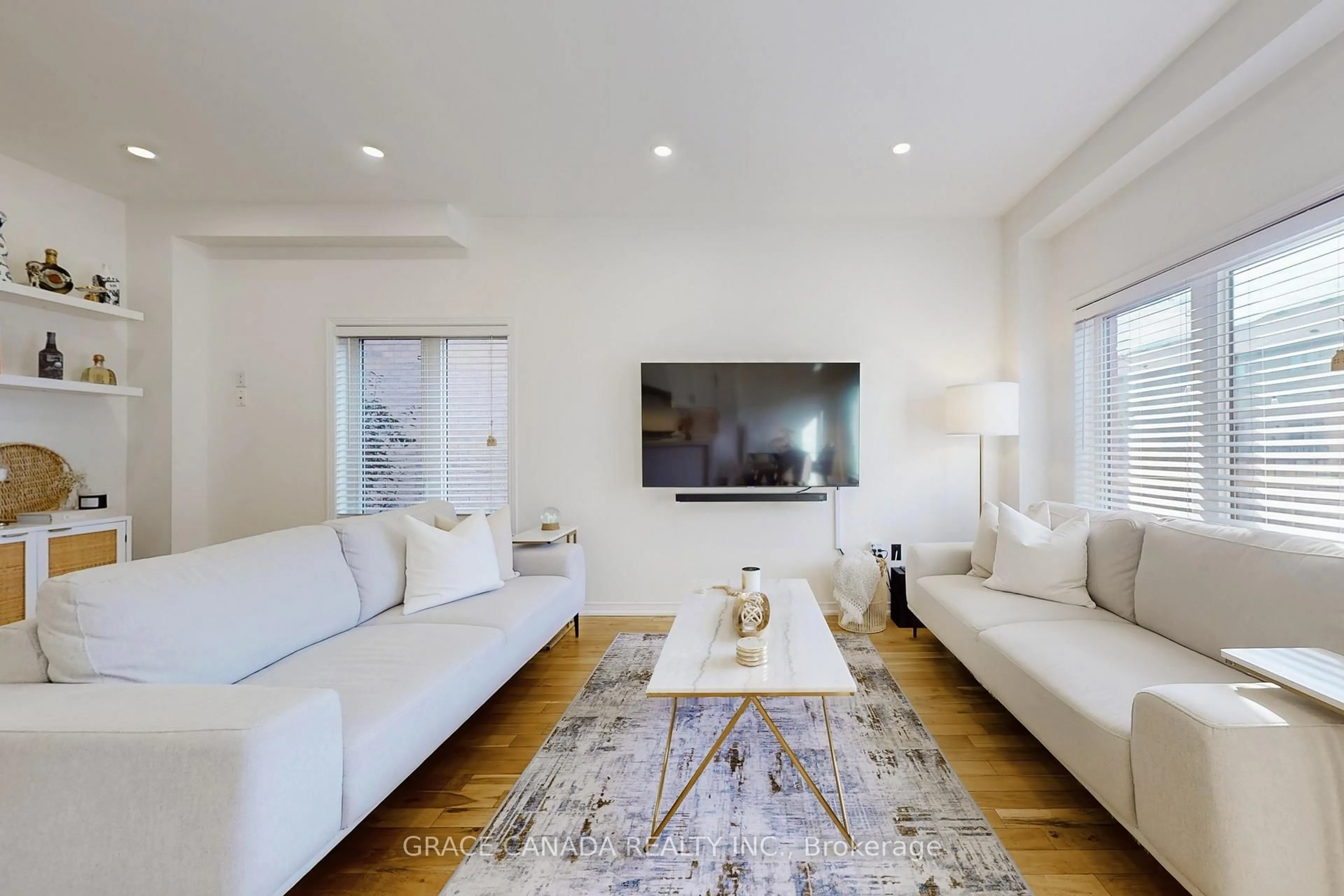 Living room with furniture, unknown for 43 Bankfield Cres, Hamilton Ontario L8J 0C1