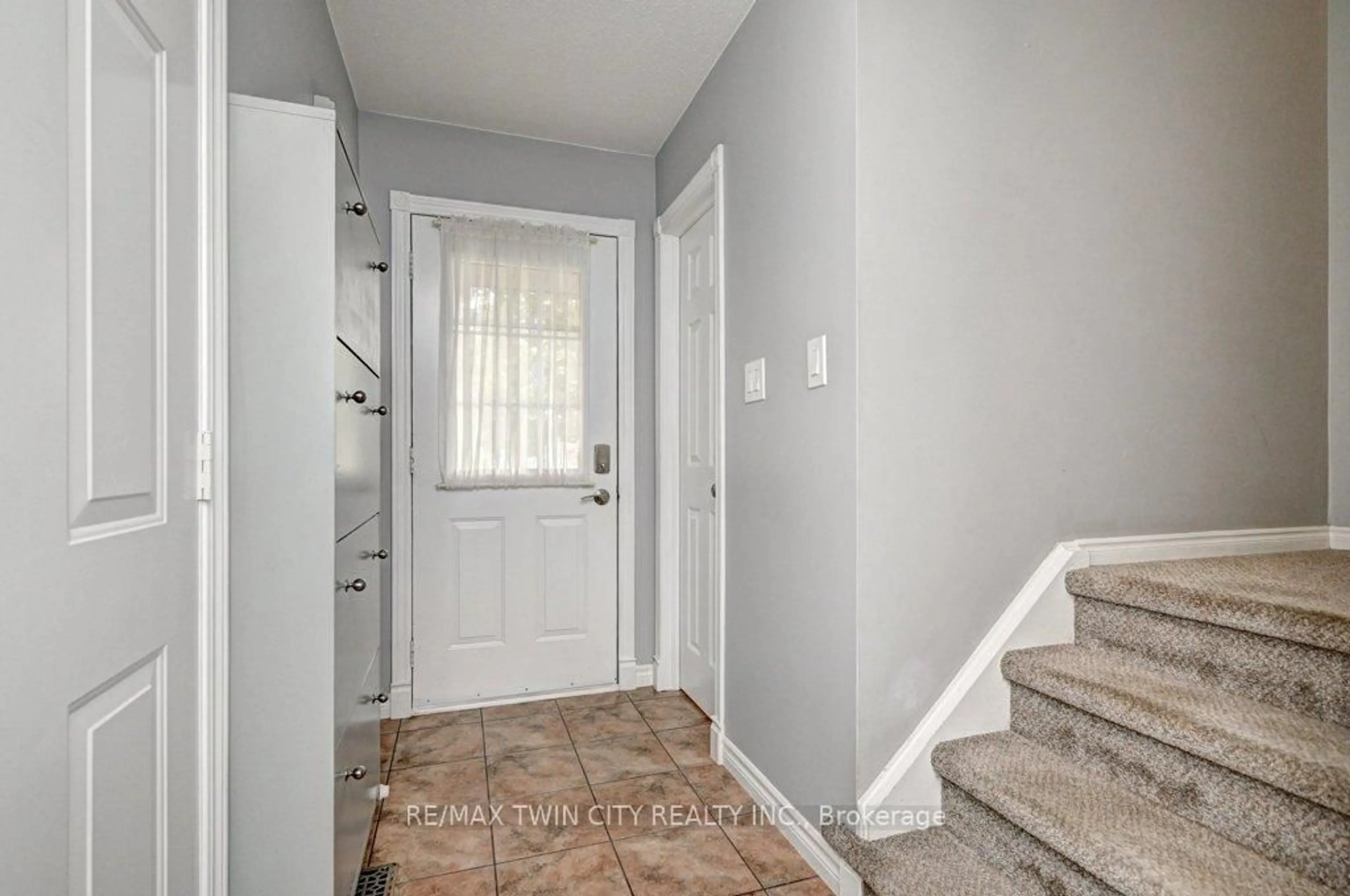 Indoor entryway for 347 Bushview Cres, Waterloo Ontario N2V 2A6
