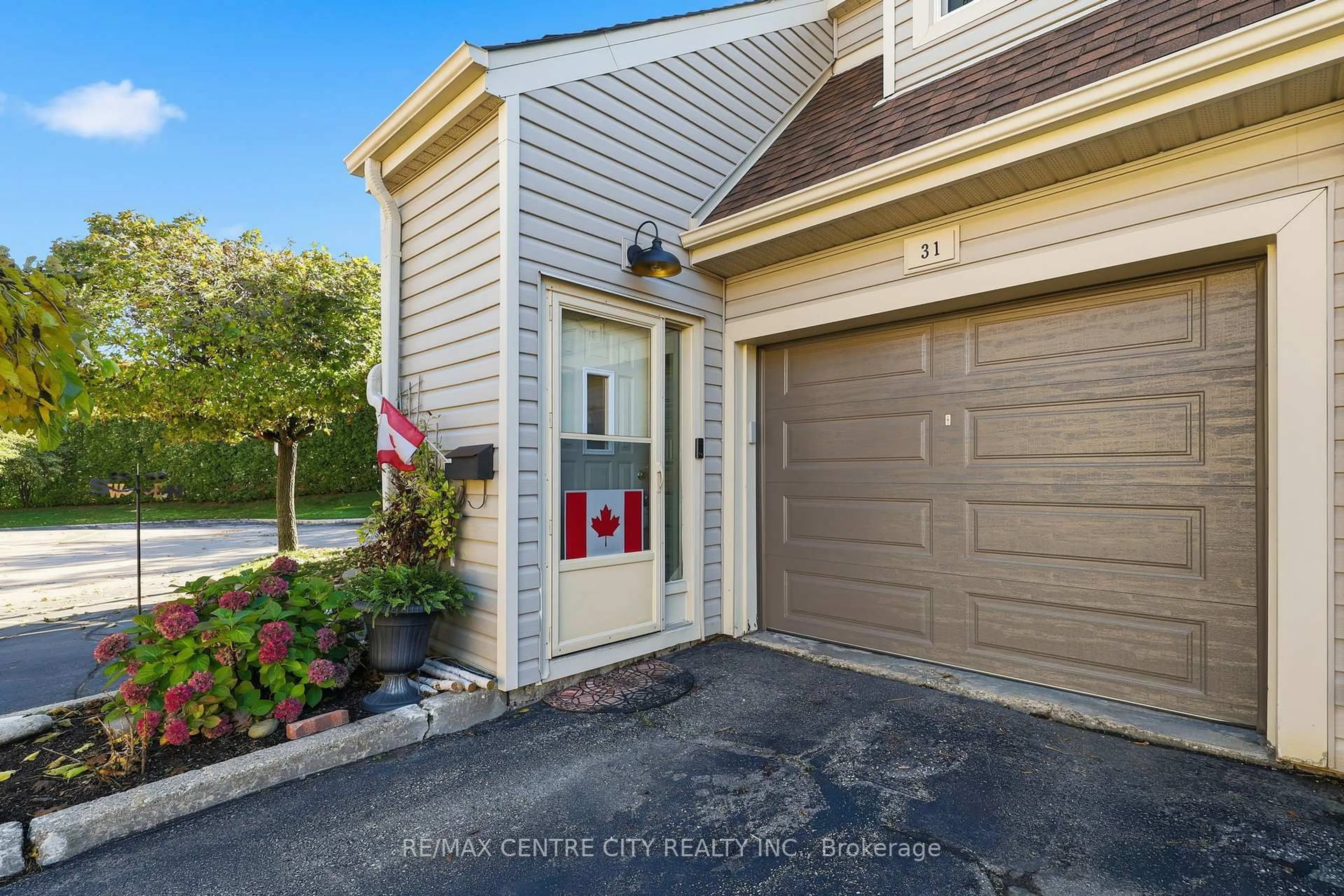 Home with vinyl exterior material, street for 337 Kingswood Dr #31, Kitchener Ontario N2E 1X5