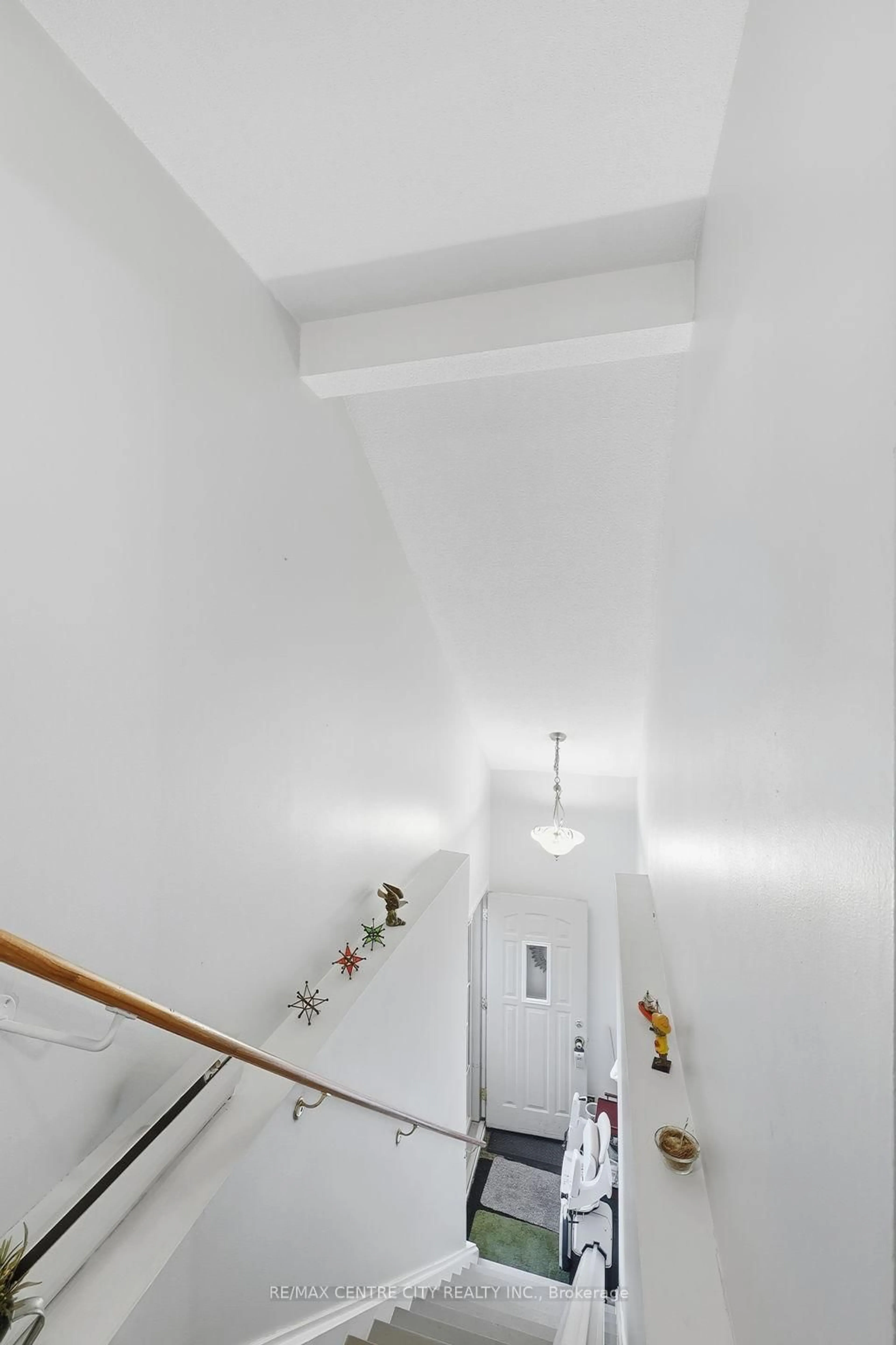 Indoor foyer for 337 Kingswood Dr #31, Kitchener Ontario N2E 1X5