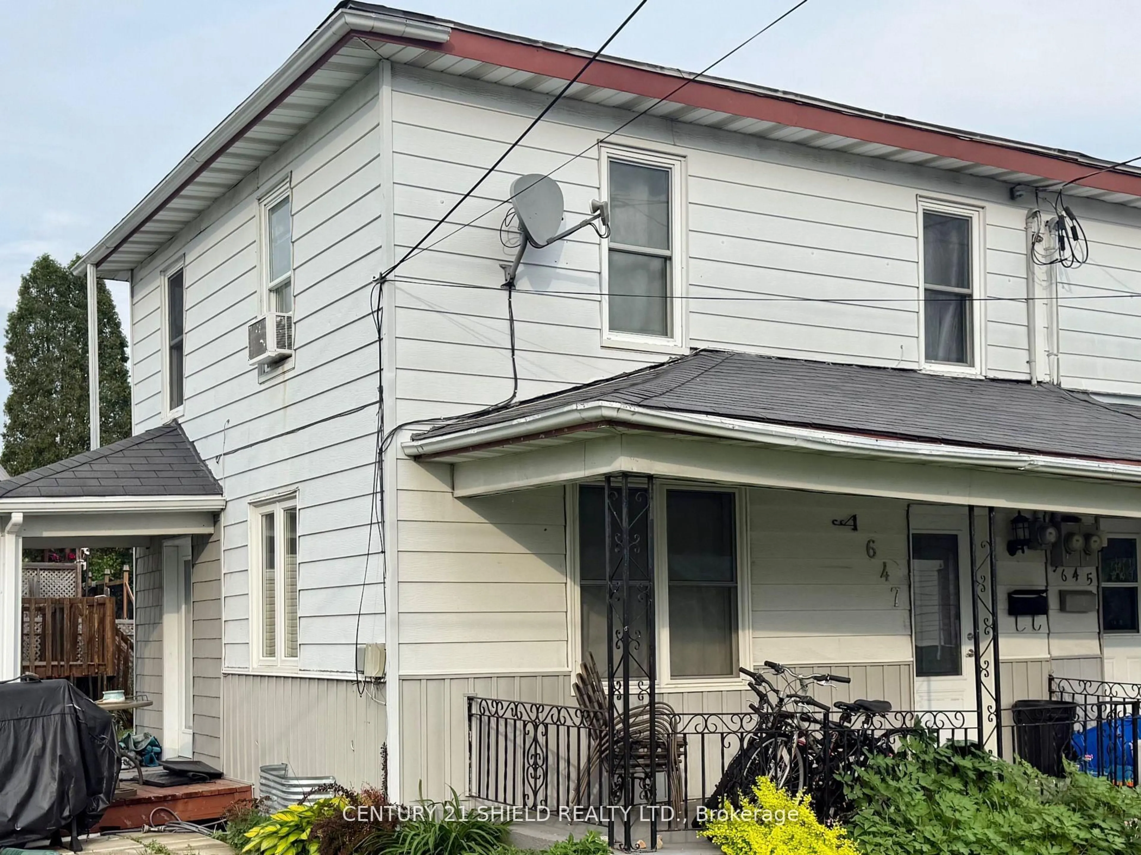 Home with vinyl exterior material, street for 647 Gloucester St, Cornwall Ontario K6H 3X7