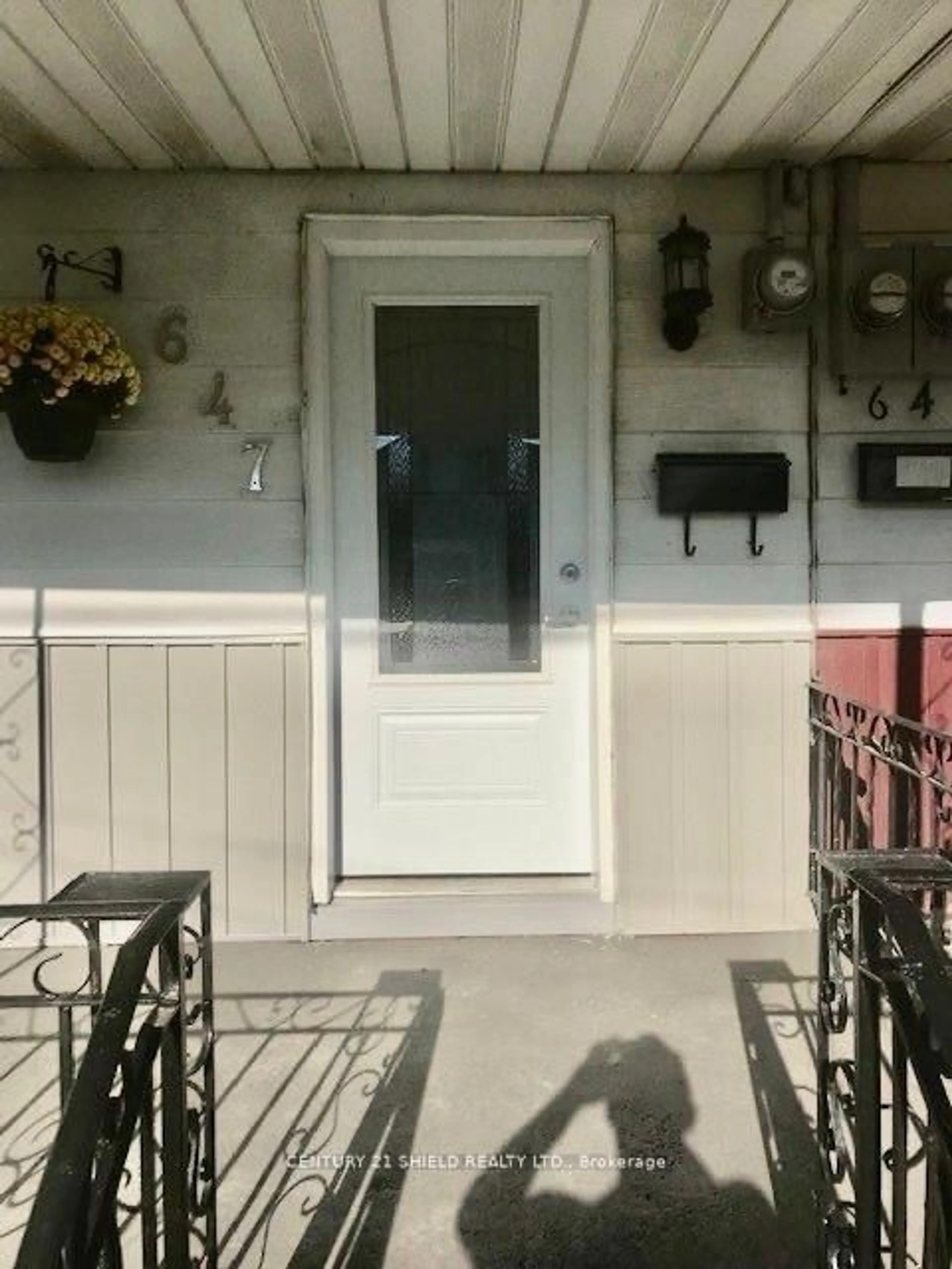 Patio, street for 647 Gloucester St, Cornwall Ontario K6H 3X7