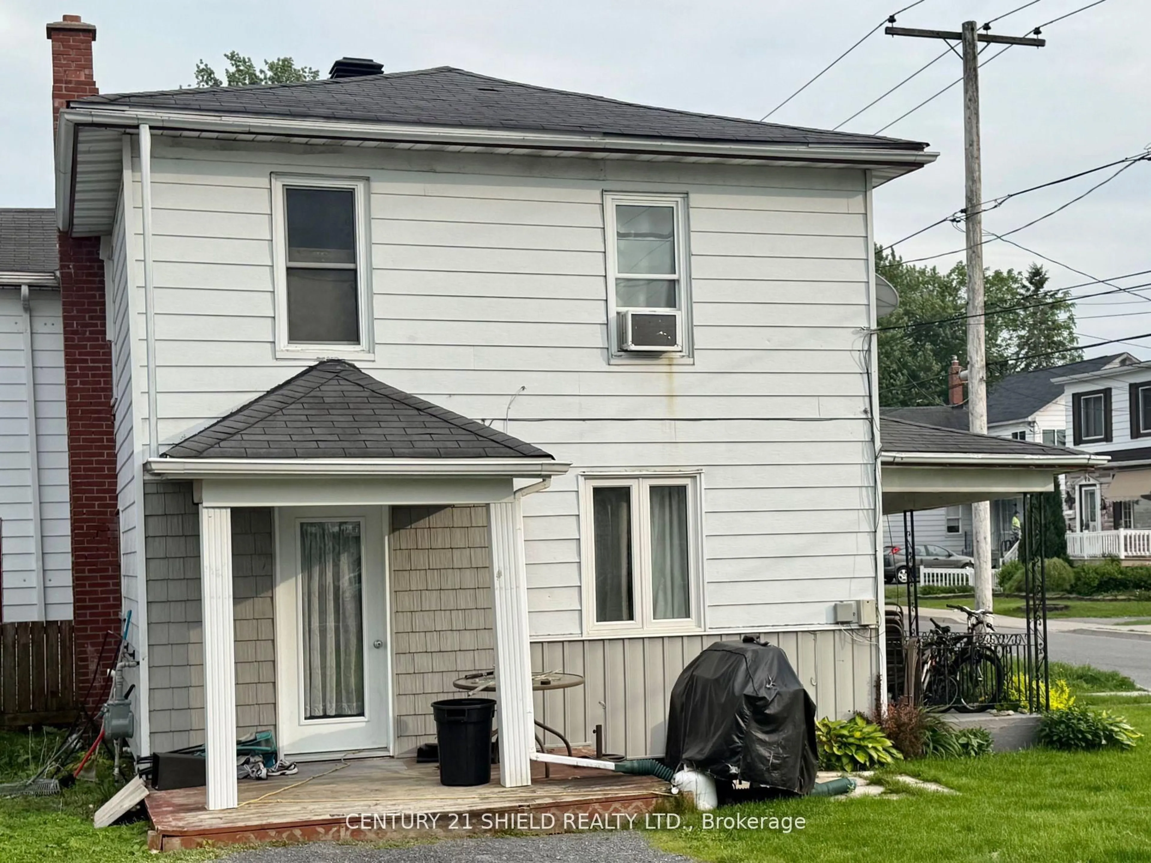 Home with vinyl exterior material, street for 647 Gloucester St, Cornwall Ontario K6H 3X7