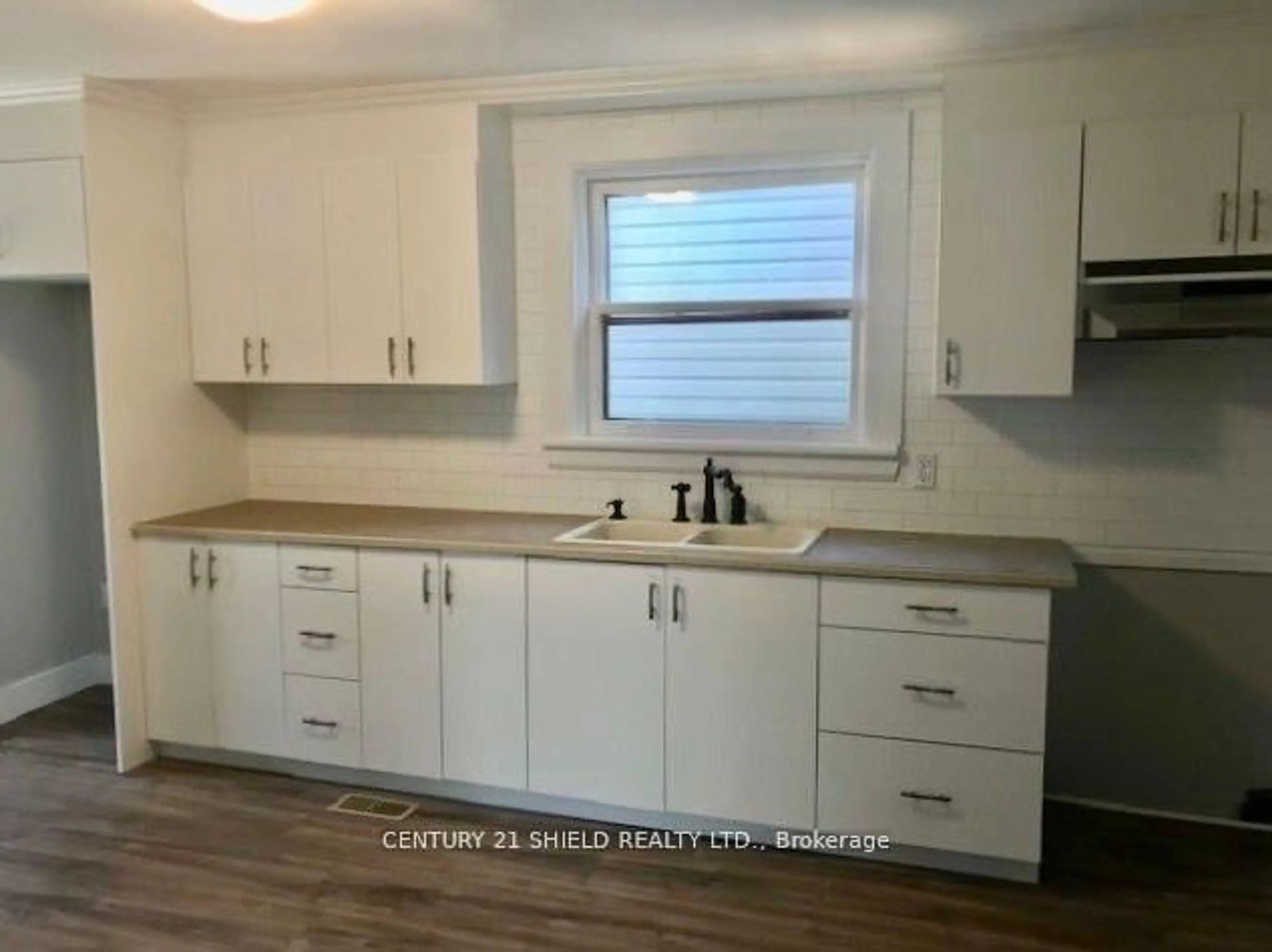 Standard kitchen, unknown for 647 Gloucester St, Cornwall Ontario K6H 3X7