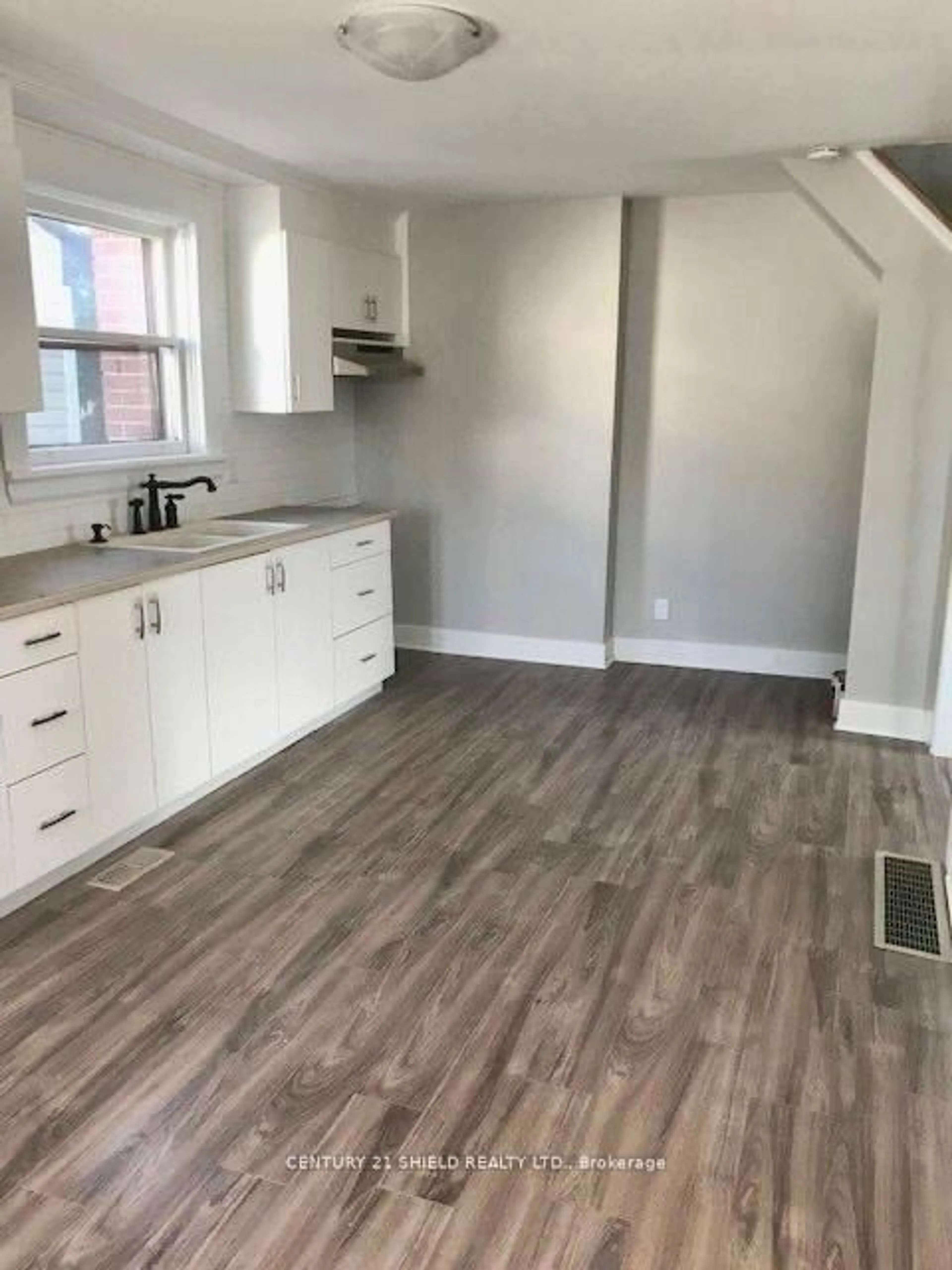 Unknown for 647 Gloucester St, Cornwall Ontario K6H 3X7